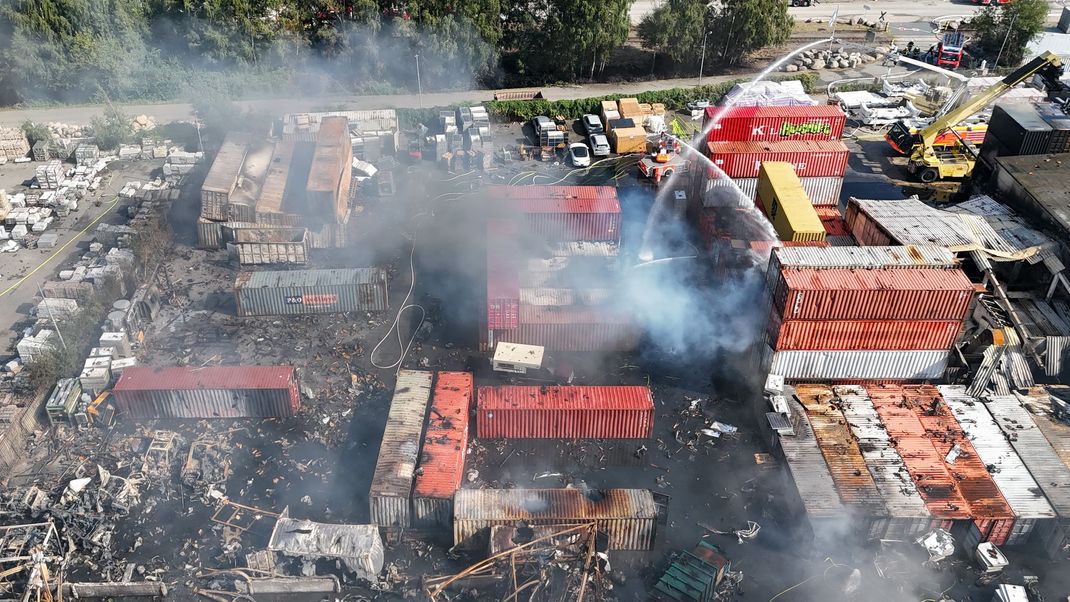 Spuren des verheerenden Großbrandes im Hamburger Hafen