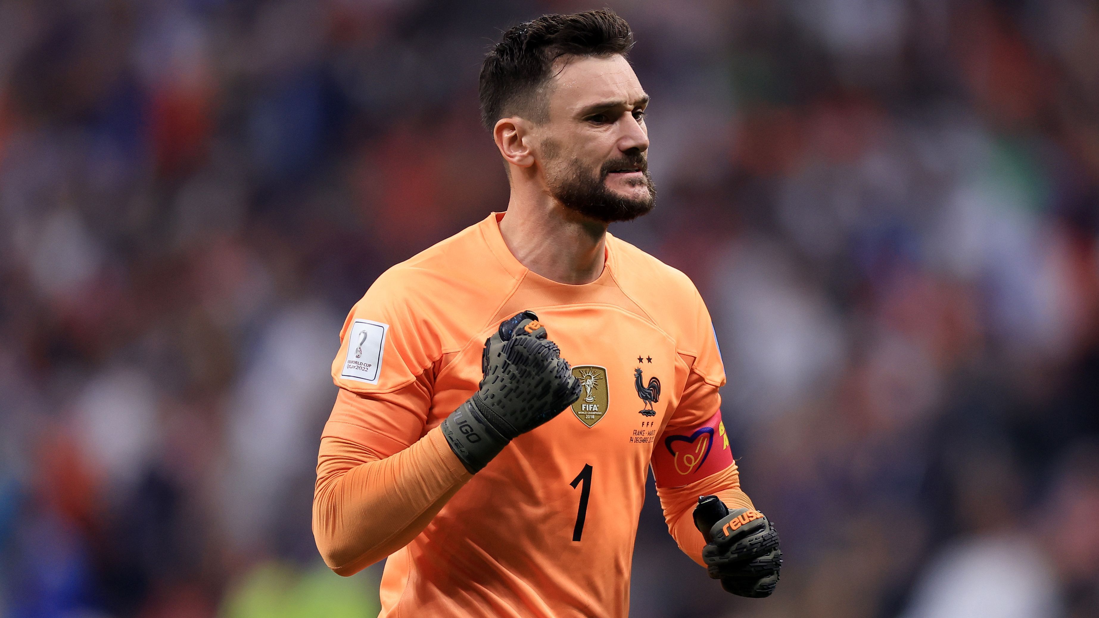 
                <strong>Torhüter: Hugo Lloris (Frankreich)</strong><br>
                Auf der Gegenseite steht mit Hugo Lloris Frankreichs Rekordnationalspieler auf dem Platz. Ein starker Rückhalt, den nichts mehr aus der Ruhe bringen sollte. Auf der Linie eine Macht, ist der 35-Jährige beim Herauslaufen aus seinem Kasten aber immer mal wieder für einen Fehler gut. Dieser Punkte geht an Argentinien.Stand: 1:0 für Argentinien
              