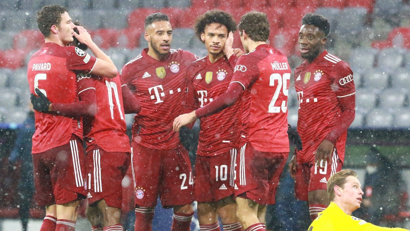 
                <strong>Souveräne Bayern vollenden die perfekte Gruppenphase - FCB vs. Barca in der Einzelkritik</strong><br>
                3:0 im Hinspiel, 3:0 in Rückspiel: Der FC Bayern München hat dem FC Barcelona erneut keine Chance gelassen und mit dem sechsten Sieg im sechsten Spiel eine perfekte Gruppenphase vollendet. Die Katalanen enttäuschen in ihrem Endspiel und verpassen erstmals seit der Saison 2000/2001 den Einzug ins CL-Achtelfinale. ran hat alle Spieler in der Einzelkritik.
              