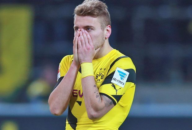 
                <strong>BVB: Gesichter der Krise</strong><br>
                Stürmer Ciro Immobile ist das Sinnbild für die Situation beim Tabellenletzten. Kurz vor Schluss vergibt der Italiener die große Chance zum Ausgleich, köpft völlig freistehend in die Arme von FCA-Keeper Manninger.
              