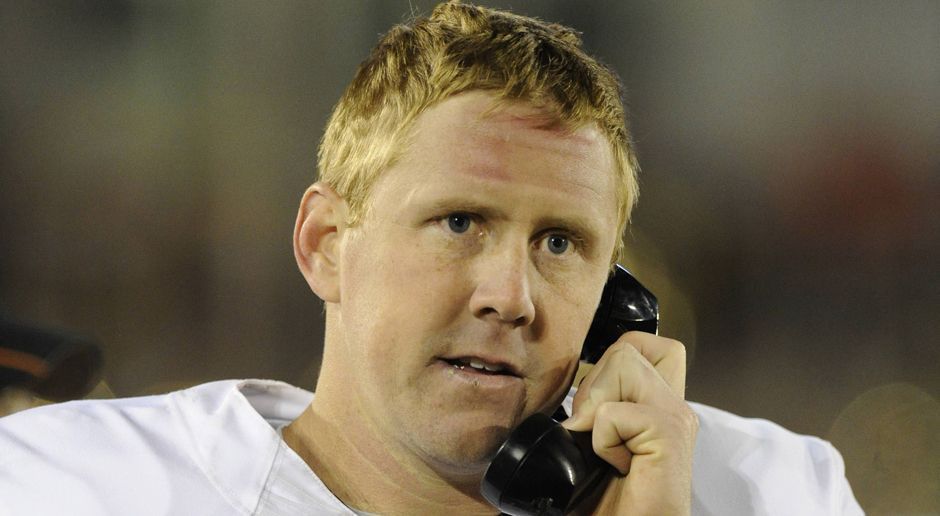 
                <strong>Brandon Weeden</strong><br>
                Gestatten: Brandon Weeden, Experte für Kaltakquise am Telefon. Spaß, der gute Brandon ist natürlich NFL-Quarterback bei den Tennessee Titans. Allerdings ist dieser Hörergriff so ästhetisch, die Hörmuschel sitzt so perfekt am Ohr, dass Mr. Weeden sicherlich auch im Verkauf, auf Deutsch: Sales Management, Karriere gemacht hätte: "Ich darf Ihnen noch unser neues, ergonomisch geformtes Wohlfühlkissen empfehlen ..."
              