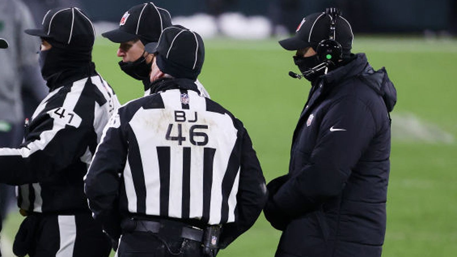 
                <strong>Verlierer: Referees im NFC Championship Game</strong><br>
                Die Unparteiischen erwischen im Spiel der Packers und Buccaneers einen schwachen Tag, finden nie wirklich zu ihrer Linie. Bei Rodgers' Interception übersehen sie beispielsweise eine Pass Interference (oder mindestens ein Halten) von Bucs-Cornerback Sean Murphy-Bunting gegen Packers-Receiver Allen Lazard. Hinzu kommen nicht geahndete Fehlstarts und Spielverzögerungen der Packers. Auch einige Griffe ins Gesichtsgitter bleiben auf beiden Seiten unbestraft. Ein Conference-Finale verdient bessere Referees.
              