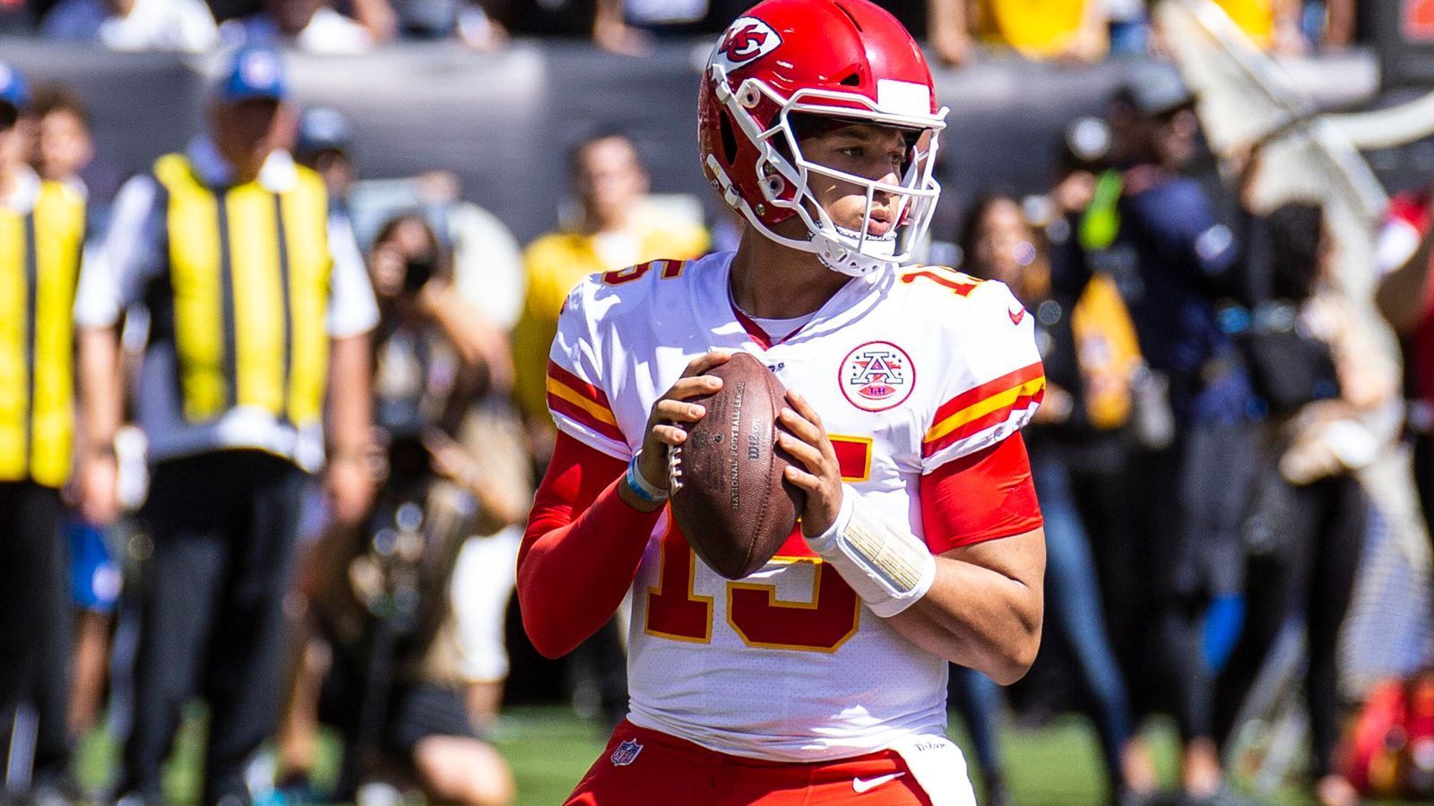 
                <strong>Gewinner: Die jungen Wilden</strong><br>
                Bei einigen Quarterbacks läuft es nicht. Doch es gibt sie, die Hoffnungsträger. Sie sind jung - und erfolgreich. Wie Patrick Mahomes, der bei den Kansas City Chiefs für neue Bestmarken sorgt. Er steht schon bei 821 Yards und sieben Touchdowns, vier warf er im zweiten Viertel gegen die Oakland Raiders. Cowboys-Quarterback Dak Prescott hat zwar immer noch keinen neuen Vertrag, macht sich mit jeder starken Leistung (wie jetzt gegen die Redskins) teurer. Und: Auch Jacoby Brissett überzeugte, der Nachfolger von Andrew Luck führte die Colts mit drei Touchdown-Würfen zum Sieg.
              