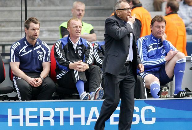 
                <strong>Felix Magath anno 2009</strong><br>
                Beim FC Schalke 04 wird Magath Trainer und Manager in einer Person. 2010 führt er die "Knappen" zur Vize-Meisterschaft und erreicht 2011 das Finale des DFB Pokals. Obwohl Magath bei den Fans sehr beliebt ist, muss er seinen Posten 2011 räumen.
              