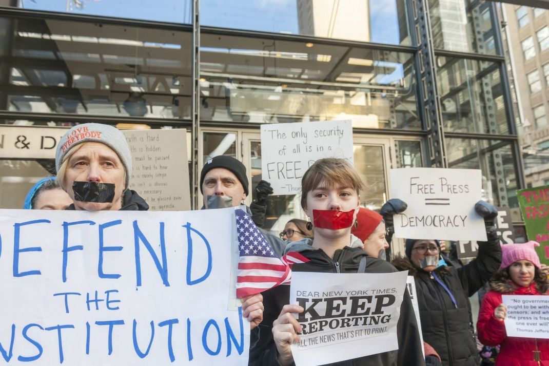 Aktivisten protestieren im Februar 2017 in New York gegen die Ausladung einiger Medien von einer Pressekonferenz des Weißen Hauses. Die international tätige Nichtregierungs-Organisation Reporter ohne Grenzen stuft die USA in der weltweiten Rangliste der Pressefreiheit nur auf Platz 45 von 180 ein.