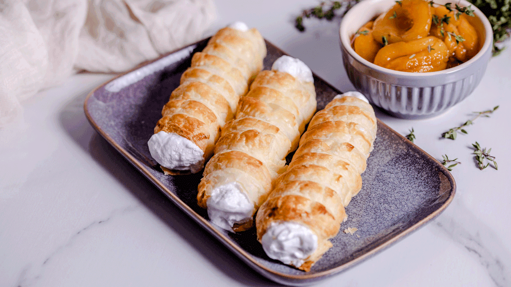 Österreichische Schaumrollen mit Marillenröster