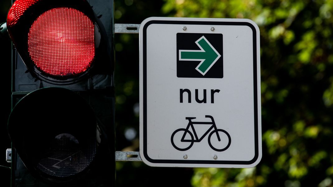 Ein neuer "Grünpfeil" für Radfahrer ist an einer Ampelanlage angebracht. Das neue Verkehrszeichen, das mit der Novellierung der Straßenverkehrsordnung (StVO) vom 28. April 2020 eingeführt wurde, ermöglicht es Radfahrern, nach vorherigem Anhalten auch bei roter Ampel vorsichtig rechts abzubiegen.