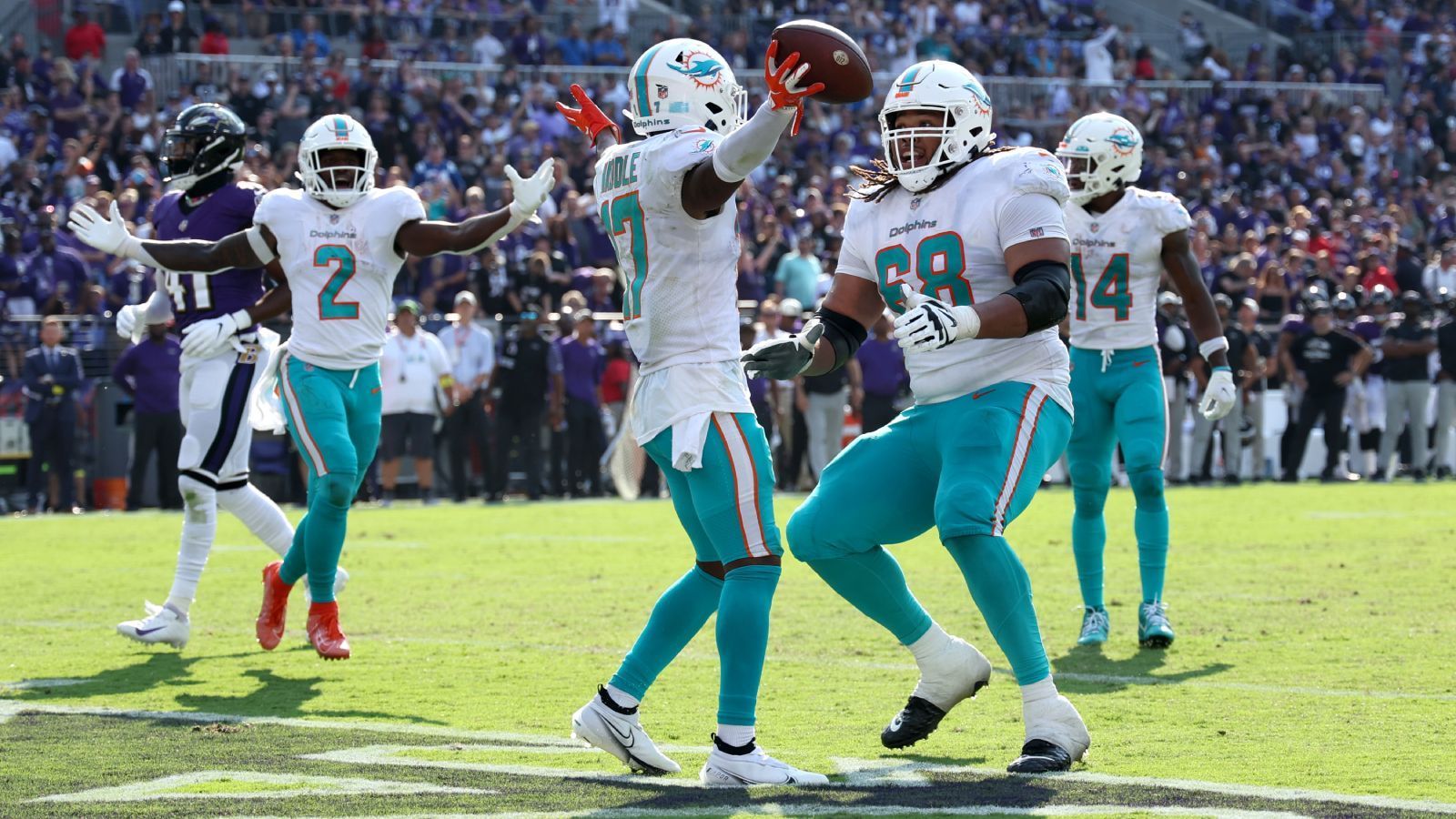 
                <strong>Miami Dolphins</strong><br>
                Die Miami Dolphins setzten zum Auftakt der Saison ein Statement. Das zu knapp ausgefallene 20:7 gegen die New England Patriots war bereits ein Fingerzeig, wo es in dieser Spielzeit hingehen sollte. Beim 42:38-Sieg bei den Baltimore Ravens verschliefen die Dolphins die erste Halbzeit, schlugen beim beinahe mirakulösen 21-Punkte-Comeback aber zurück. So gut die Dolphins im einen Spiel defensiv und im anderen Spiel offensiv aussahen, ist kaum damit zu rechnen, dass sie konstant dieses Niveau halten können. Im Laufe der Saison werden die Gegner lernen, wie die Dolphins spielen und sich daran anpassen. Head Coach Mike McDaniel hat als Rookie noch keine Erfahrung und Tua Tagovailoa scheint trotz der starken Leistungen zu limitiert, um einen tiefen Playoff-Lauf zu machen. ran-Urteil: Pretender!
              