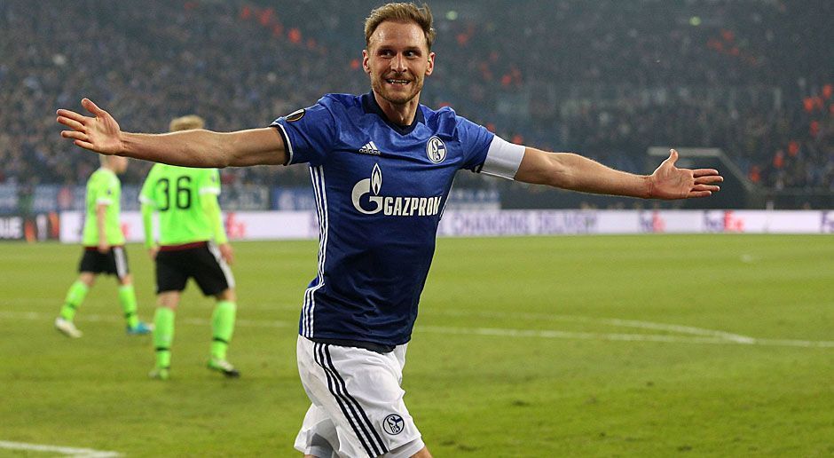 
                <strong>Benedikt Höwedes</strong><br>
                Klärt stark gegen Traore in der 30. Minute, der sonst allein auf Fährmann zugelaufen wäre. Wie im Hinspiel machen der Kapitän und Nebenmann Nastasic ein gutes Spiel. Vergibt nach einem Meyer-Freistoß von rechts mit einem Kopfball das 3:0. Köpft dafür hinten alles raus, was aus der Ajax-Hälfte hoch geflogen kommt. ran-Note: 2
              