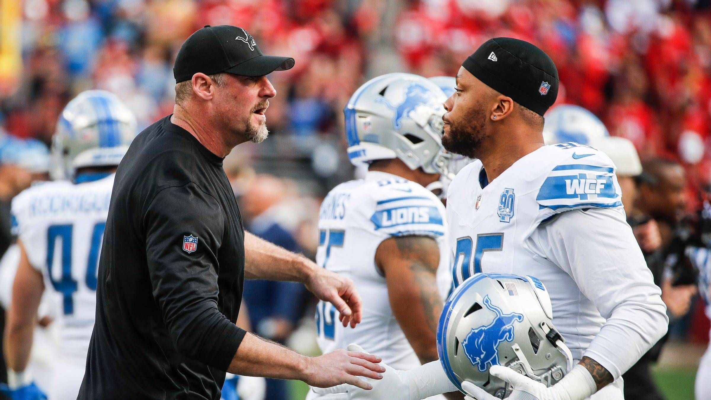 <strong>Platz 6: Detroit Lions um Head Coach Dan Campbell&nbsp;</strong><br>Würden Ben Johnson und Aaron Glenn noch zusammen mit Dan Campbell an der Seitenlinie stehen, wären die Lions noch ein paar Plätze weiter oben. Doch aktuell ist nicht abzusehen, wie schwer die Abgänge der beiden Top-Koordinatoren (zuzüglich etlicher Assistenten) wiegen werden. Kann Campbell mit neuen Gesichtern alte Erfolge feiern?