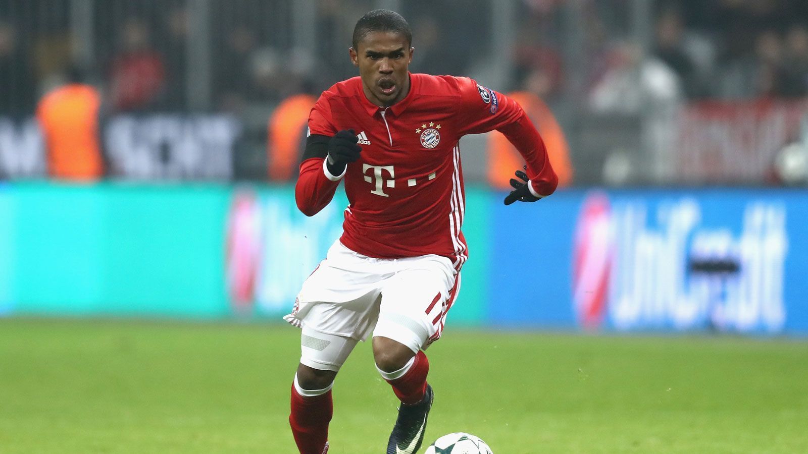 
                <strong>Douglas Costa (Juli 2015 - Juli 2017)</strong><br>
                Nach zwei Jahren verleihen die Bayern Costa an Juventus Turin. Die Italiener ziehen eine Saison später die Kaufoption und der mittlerweile 28-Jährige wechselt für 40 Millionen Euro zur alten Dame. 
              