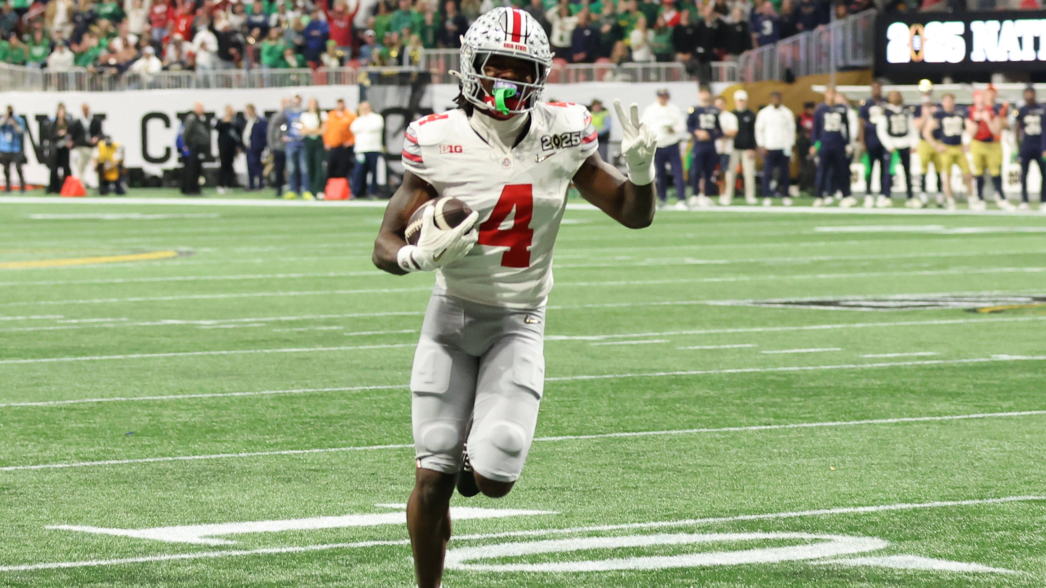 <strong>Honorable Mention: Jeremiah Smith (Wide Receiver, Ohio State)</strong><br>Zwar darf sich Jeremiah Smith noch nicht zum diesjährigen Draft anmelden, aber es wäre kriminell, ihn nicht hier mit aufzulisten. Der Freshman fing satte 15 Touchdowns, damit hat er den Schulrekord von einem gewissen Cris Carter gebrochen. Wenn seine Entwicklung noch nicht beendet ist, dann könnte Smith der nächste Receiver des Kalibers Ja'Marr Chase werden.