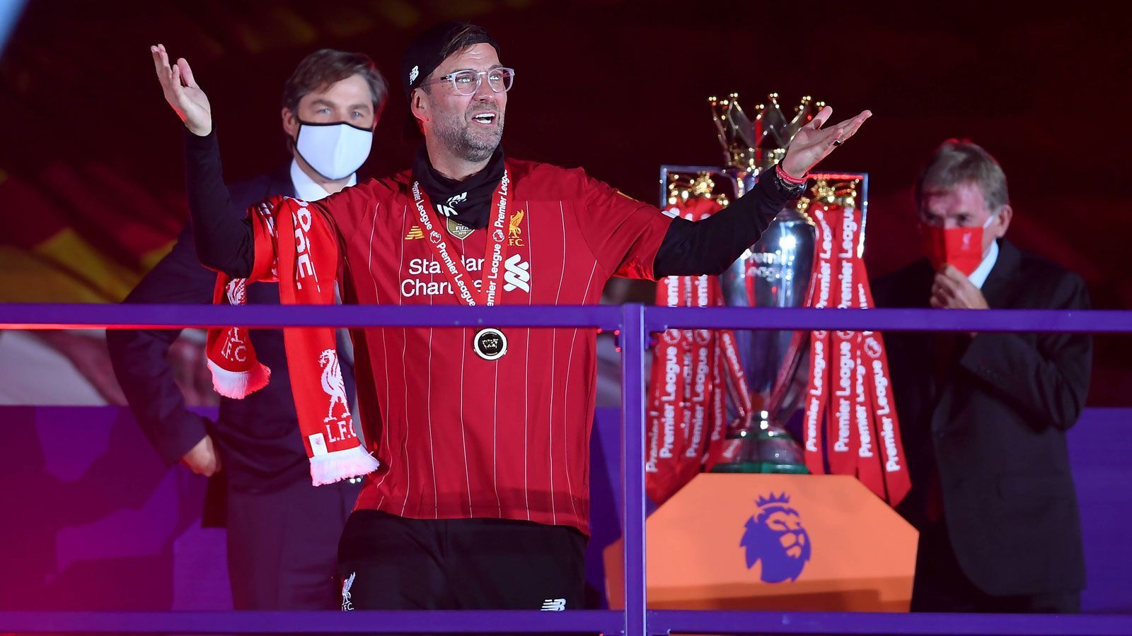 
                <strong>Klopp auf Tuchfühlung zur Trophäe</strong><br>
                Und dann war alles angerichtet für den Moment, auf den sie in Liverpool hingefiebert hatten. Jürgen Klopp nach als erster Roter Tuchfühlung zur Trophäe auf.
              