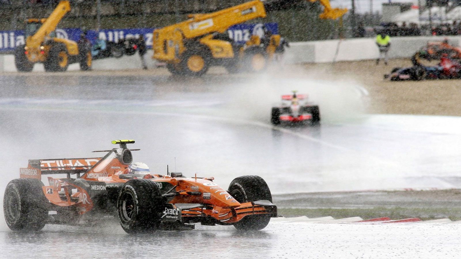 
                <strong>Markus Winkelhock (Spyker) - 2007</strong><br>
                Vor dem Großen Preis von Europa am Nürburgring überwirft sich der Niederländer Christijan Albers mit dem Spyker-Team, sodass Markus Winkelhock vom Testfahrer zum Stammpiloten aufrückt. Während sich am Himmel über der Eifel Regenwolken sammeln, entscheidet sich Winkelhock in der Aufwärmrunde für einen riskanten Wechsel auf Regenreifen. Wenige Minuten später öffnen sich die Schleusen über der Strecke und die Strategie des Deutschen geht tatsächlich auf - plötzlich findet sich der damals 27-Jährige mit mehr als 30 Sekunden Vorsprung auf Platz eins wieder. Das Rennen wird aufgrund von Starkregen weniger später abgebrochen, beim Restart fällt das unterlegene Auto nach und nach zurück, ehe Winkelhock mit einem Hydraulikproblem in der 14. Runde aufgeben muss. Der chaotische Grand Prix bleibt Winkelhocks einziges Formel 1-Rennen.
              