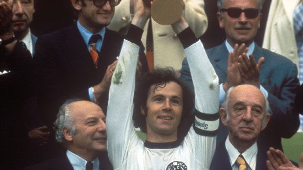 
                <strong>Franz Beckenbauer anno 1974</strong><br>
                Der Triumph bei der Weltmeisterschaft im eigenen Land war der größte Erfolg in Beckenbauers Spielerkarriere. Bereits zwei Jahre zuvor hatte der "Kaiser" als Teil der wohl besten deutschen Nationalelf aller Zeiten den Europameistertitel gewonnen.
              