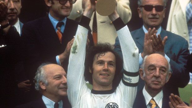 <strong>Abwehr: Franz Beckenbauer</strong><br>Mit "Kaiser" Franz Beckenbauer hat es auch eine deutsche Fußball-Ikone in Ronaldos Traum-Elf geschafft. Unter der Führung von Kapitän Beckenbauer wurde Deutschland 1974 Weltmeister, später holte die Ikone des FC Bayern München die WM 2006 als Chef des Organisations-Komitees nach Deutschland, war zudem Trainer der deutschen Weltmeister-Mannschaft von 1990.