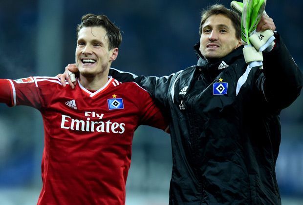 
                <strong>TOP: HSV ballert los</strong><br>
                Der Hamburger SV kann es ja doch, das Toreschießen. Nach neun Toren in 18 Spielen gelingt dem Bundesliga-Dino in einem Spiel in Paderborn ein Dreierpack. So kann es weiter gehen für das Team von Joe Zinnbauer.
              