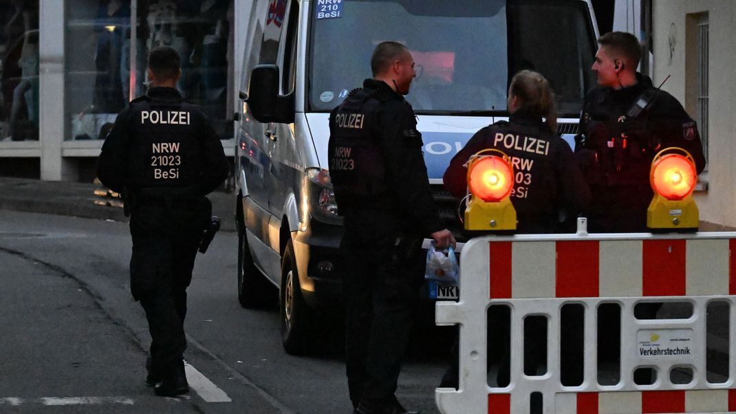 Polizisten stehen am frühen Morgen an einer Absperrung in der Innenstadt. Bei einer Attacke auf der 650-Jahr-Feier der Stadt hat es mehrere Todesopfer und Verletzte gegeben.