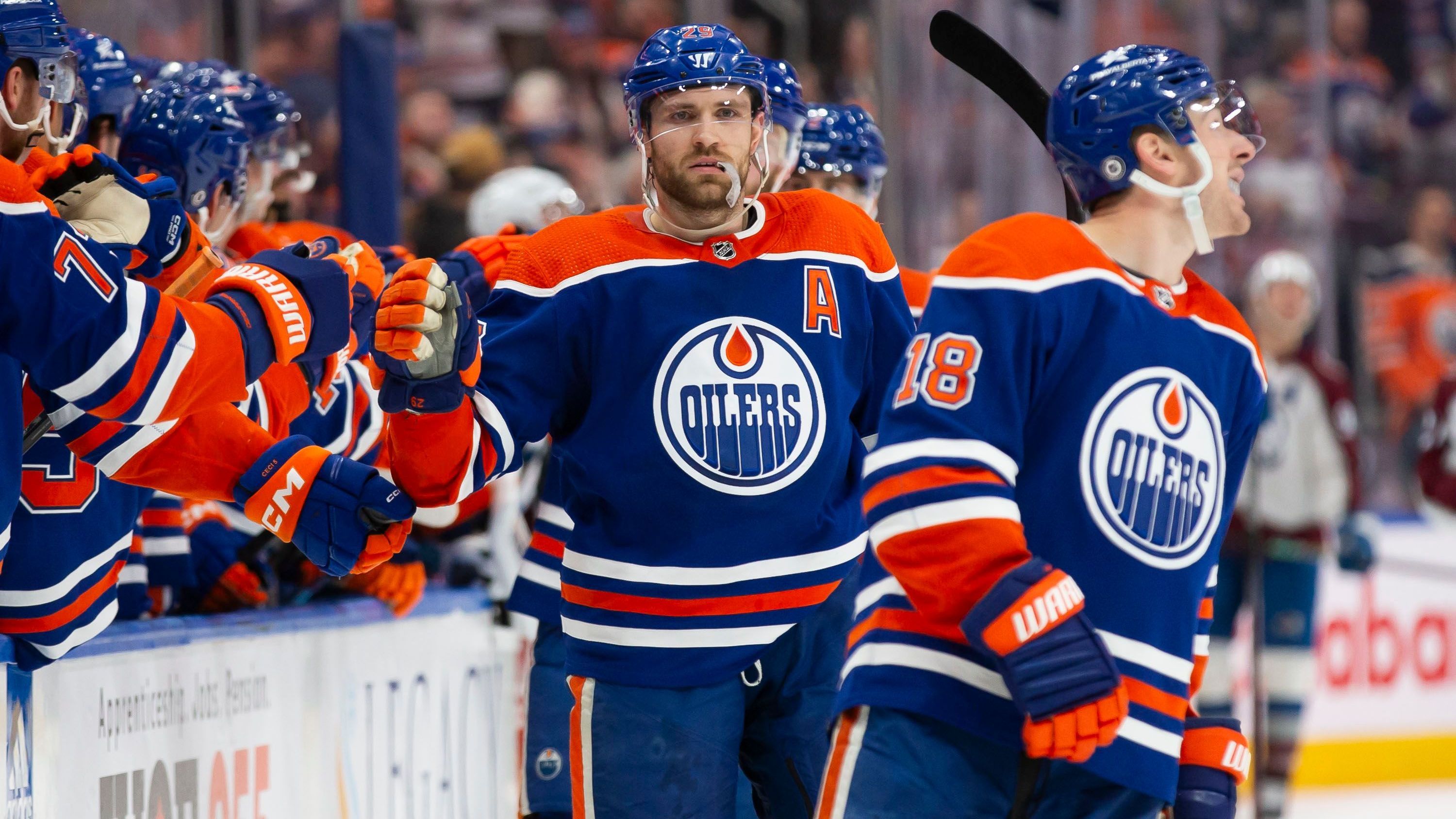 <strong>Die Form der Edmonton Oilers </strong><br>
                Die Edmonton Oilers haben gegen Ende der Saison vor allem auf eines gewartet: Die Rückkehr von Draisaitls kongenialem Partner Connor McDavid. Dieser ist nun wieder zurück und kürte sich jüngst zum vierten Spieler der NHL-Geschichte mit 100 Assists in einer Saison. Zuletzt lief es bei den Oilers aber schwankend. In den vergangenen fünf Partien gab es zwei Niederlagen.