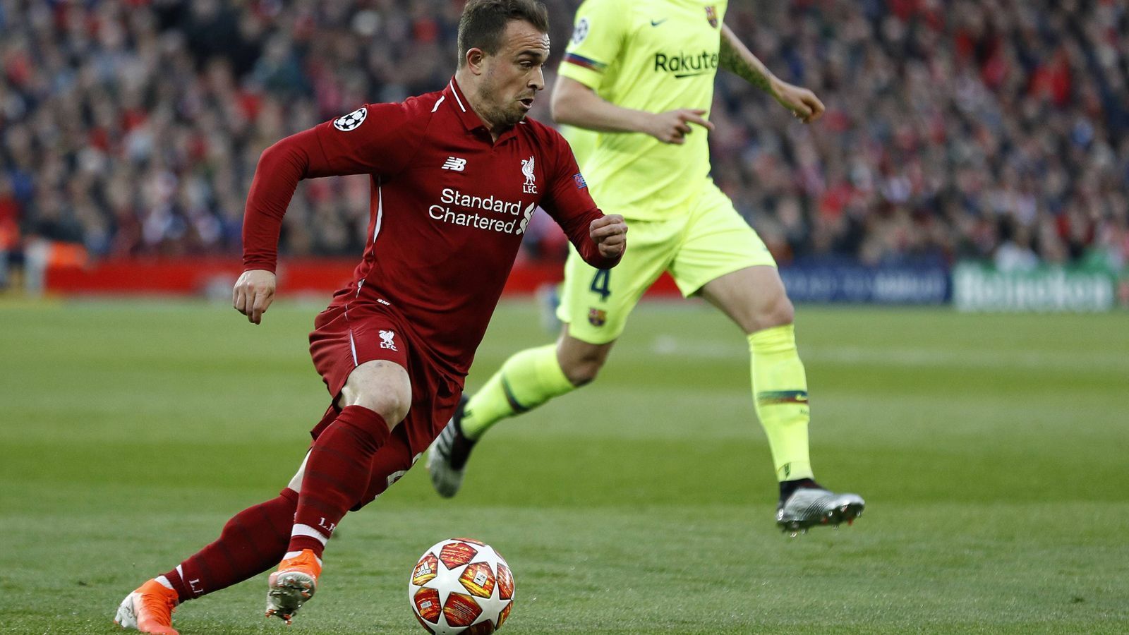 
                <strong>Xherdan Shaqiri</strong><br>
                Rückt für den verletzten Salah in die Startformation, kann die Rolle des Superstars aber nicht ausfüllen. Fällt in der ersten Halbzeit komplett ab, viele riskante Zuspiele und Fehlpässe. In der zweiten Halbzeit besser im Spiel, serviert Wijnaldum das 3:0 maßgerecht per Kopf. Vergibt kurz vor dem Ende eine vielversprechende Kopfballchance. ran-Note: 3
              