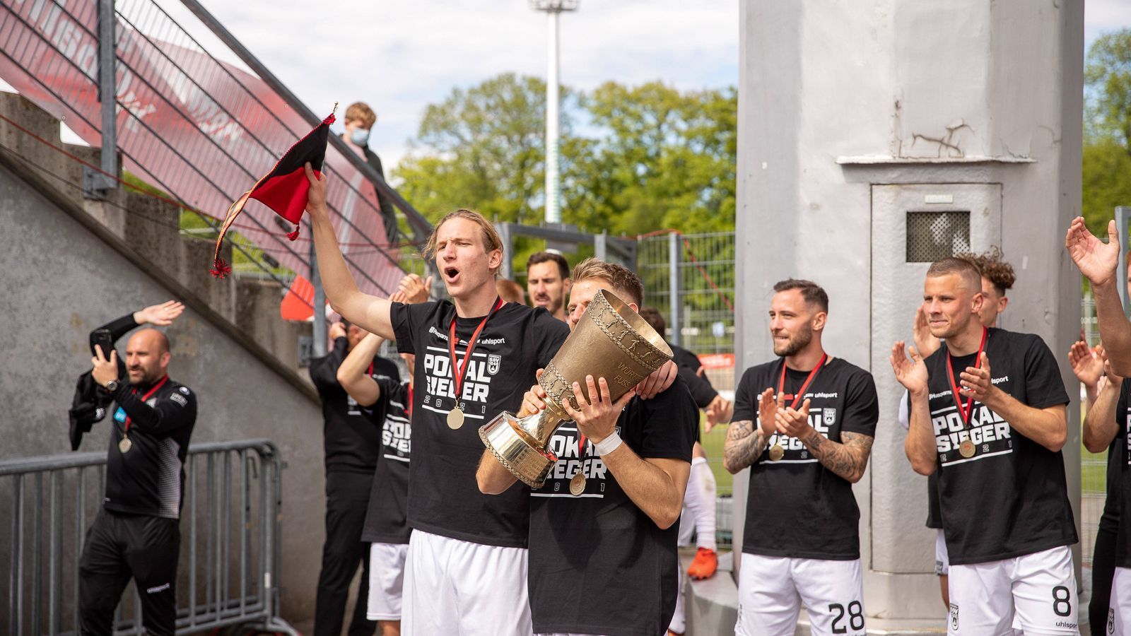 
                <strong>SSV Ulm</strong><br>
                Bereits zum vierten Mal in Serie hat der SSV Ulm den Landespokal in Württemberg gewonnen. Gegen die TSG Balingen siegte der Favorit deutlich mit 3:0.
              