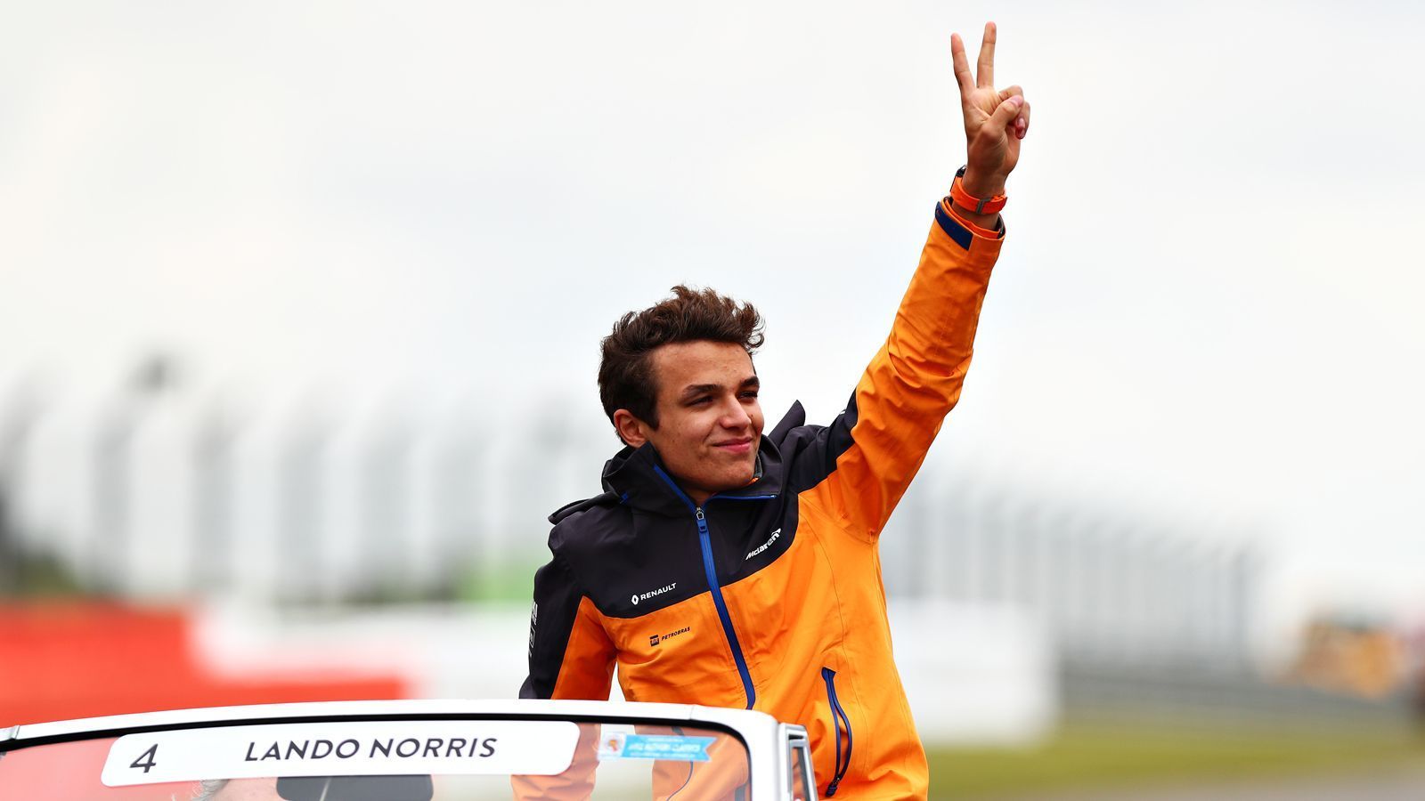 
                <strong>Lando Norris </strong><br>
                Formel 1-Fahrer Lando Norris streamte erst kürzlich den virtuellen Grand Prix mit dem Spiel F1 2019 und zockte dabei vor über 100.000 Zuschauern. Dabei spielte er die Simulation mit einem Lenkrad und Pedalen. Zwischendurch rief er sogar Max Verstappen an, um ihm von seinem verpatzten Qualifying zu berichten. Sein Kanal heißt schlicht und einfach "landonorris".
              