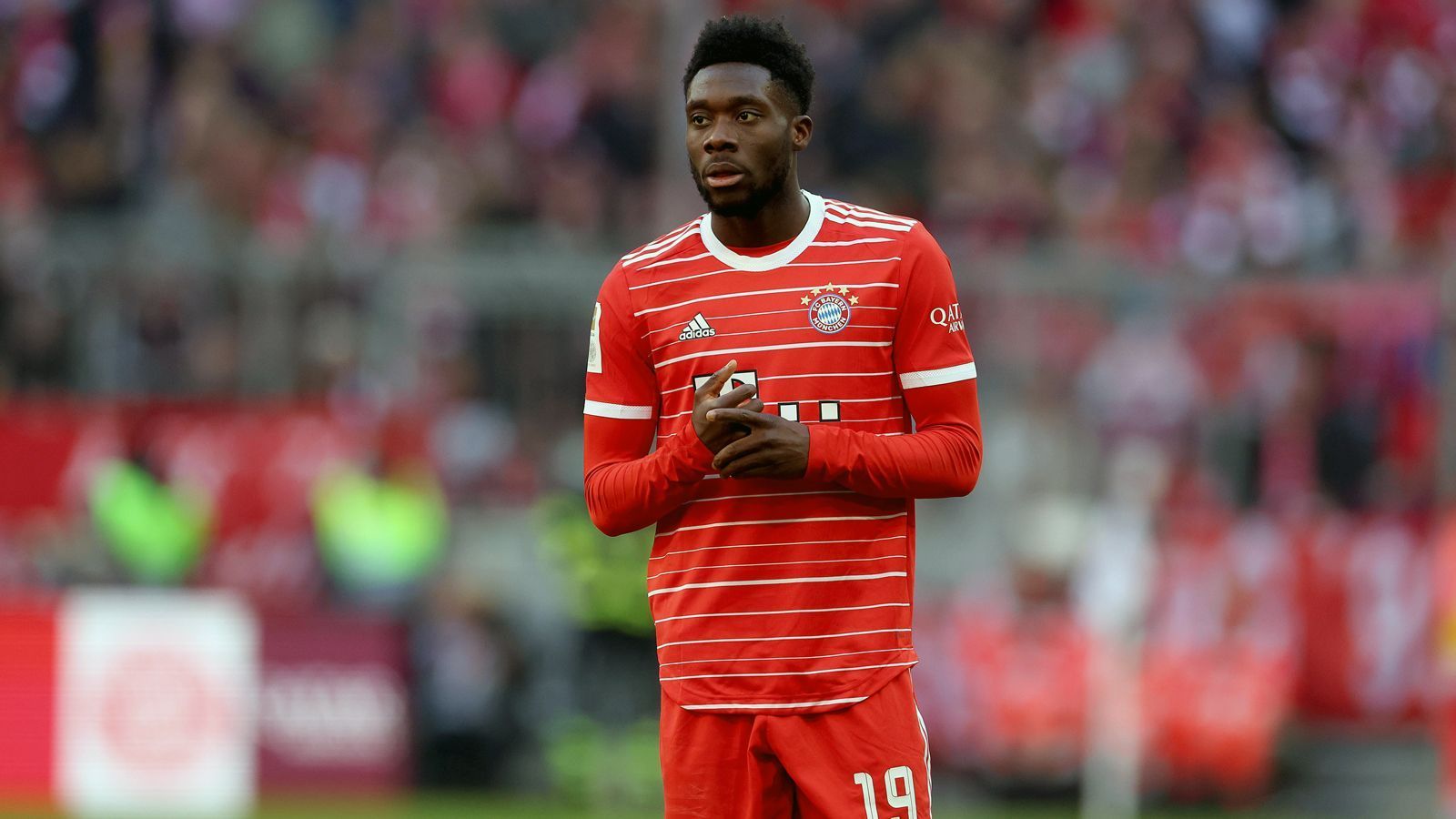 
                <strong>Alphonso Davies</strong><br>
                Die gefürchteten Flügelläufe von Alphonso Davies sind eine bekannte Gefahr für Bayern Münchens Gegner. Unter Tuchel könnte sich dies noch mehr verschärfen, weil der Coach ganz bewusst auf sehr offensiv ausgerichtete Außenverteidiger setzt. Diese Philosophie kommt dem Kanadier sicher entgegen, sodass er seine Offensivaktionen in Zukunft noch öfter initiieren kann. In der laufenden Saison stehen für Davies wettbewerbsübergreifend bereits acht Torvorlagen zu Buche.
              