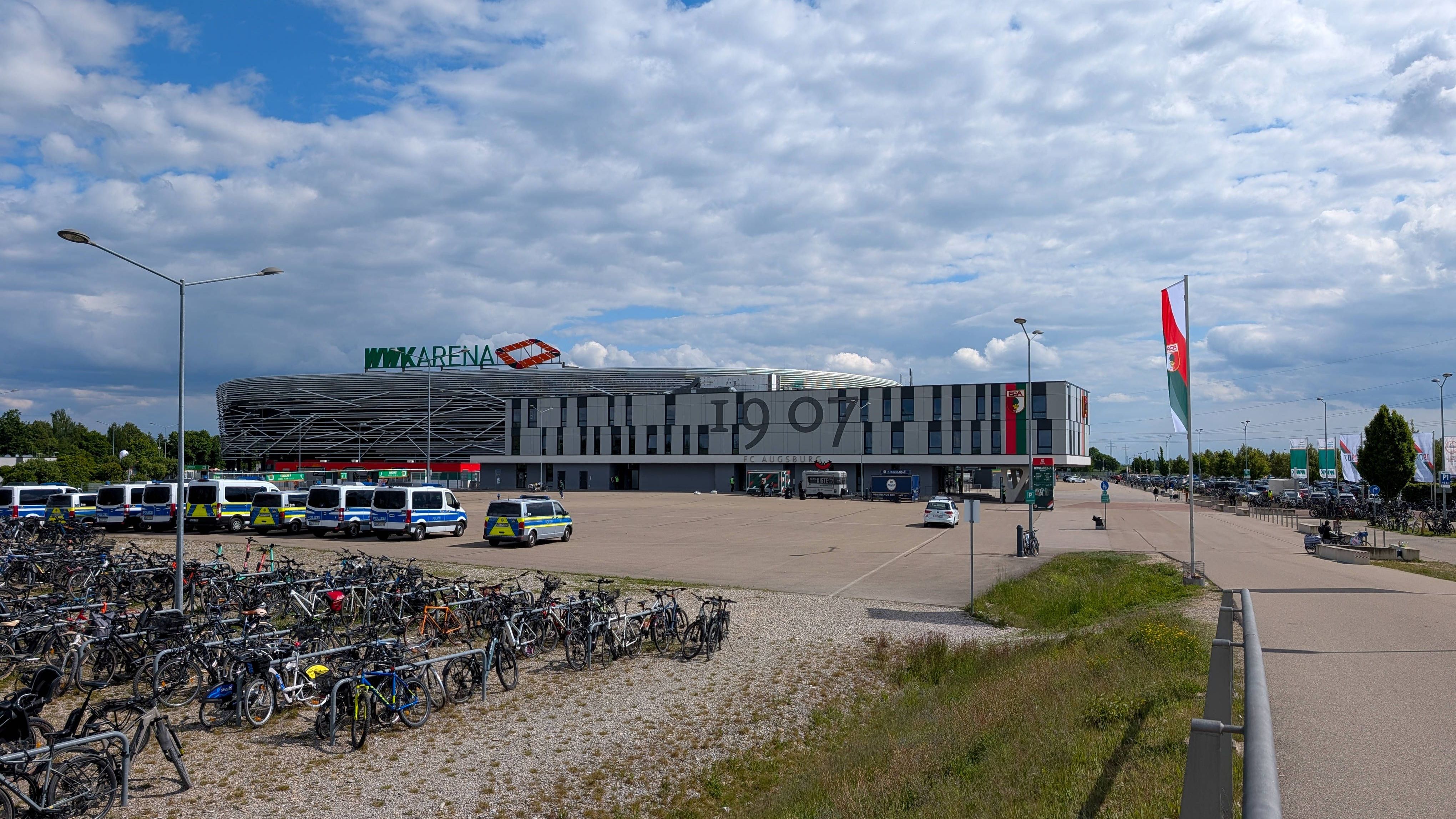 <strong>FC Augsburg</strong><br>Der FC Augsburg wurde zu <strong>Augsport 2033</strong> umbenannt, eine Mischung aus Stadtmarketing und KI-Projekt. Jährlich ändert sich das Trikot-Design, entworfen von einer Augsburger Gymnasialklasse. Hauptsponsor: ein lokal ansässiger KI-Künstlerkollektiv-Fonds.