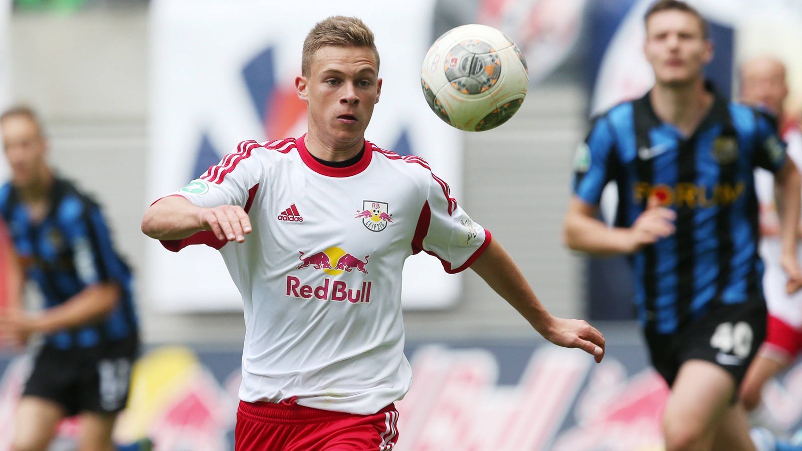 
                <strong>Joshua Kimmich</strong><br>
                Rangnick - seinerzeit Sportdirektor bei RB Leipzig - holte Kimmich 2013 per Leihe aus der Jugend des VfB Stuttgart zu den Sachsen. Beim VfB wurde dem defensiven Mittelfeldspieler der Sprung zu den Profis nicht zugetraut. Kimmich machte bei RB jedoch einen gewaltigen Entwicklungsschritt und wechselte 2015 ebenfalls zum deutschen Rekordmeister nach München.
              