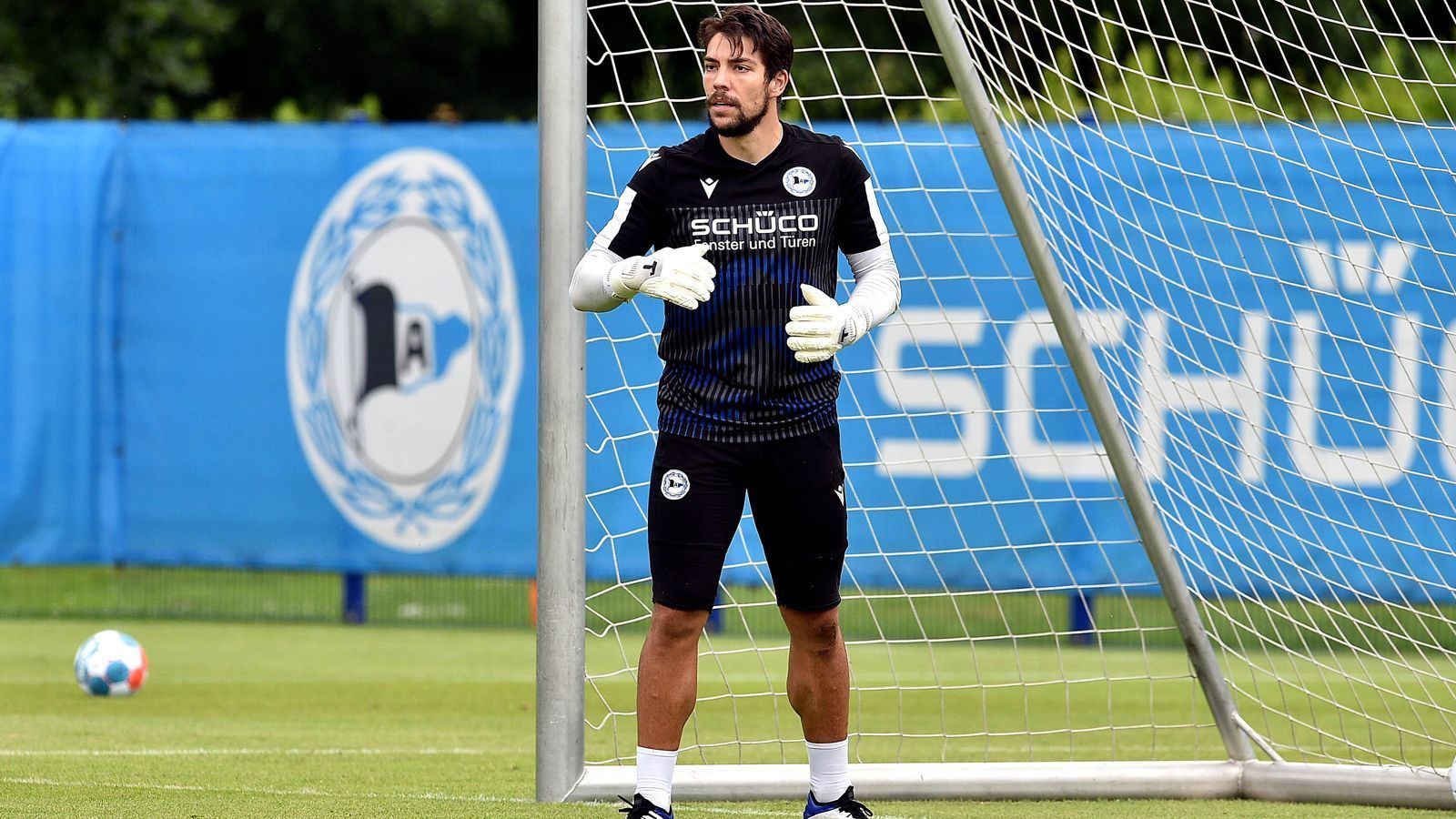 
                <strong>Arminia Bielefeld: Fünf Eigengewächse</strong><br>
                Eigengewächse im Kader: Stefan Ortega (Bild), Jomaine Consbruch, Julian Frommann, Arne Schulz und Vladislav Cherny - Bundesliga-Einsätze der Eigengewächse für ihren Klub insgesamt: 34
              