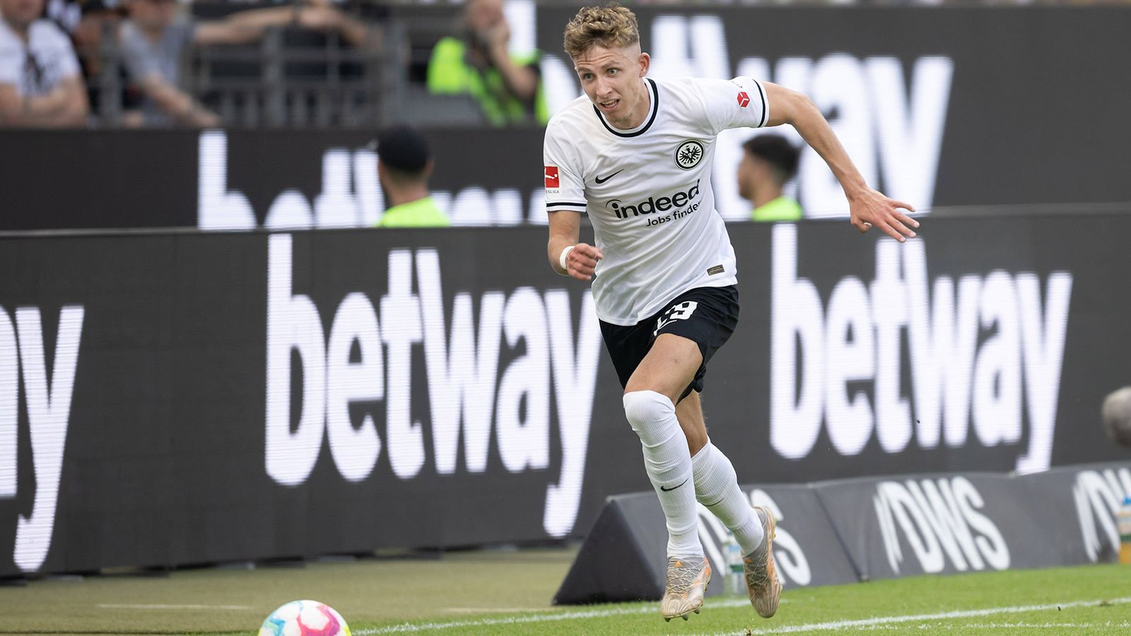 
                <strong>Jesper Lindström (Eintracht Frankfurt) </strong><br>
                Kommt für Rode in die Partie, um das Offensivspiel zu beleben. Gelingt ihm allerdings mitnichten. ran-Note: 4
              