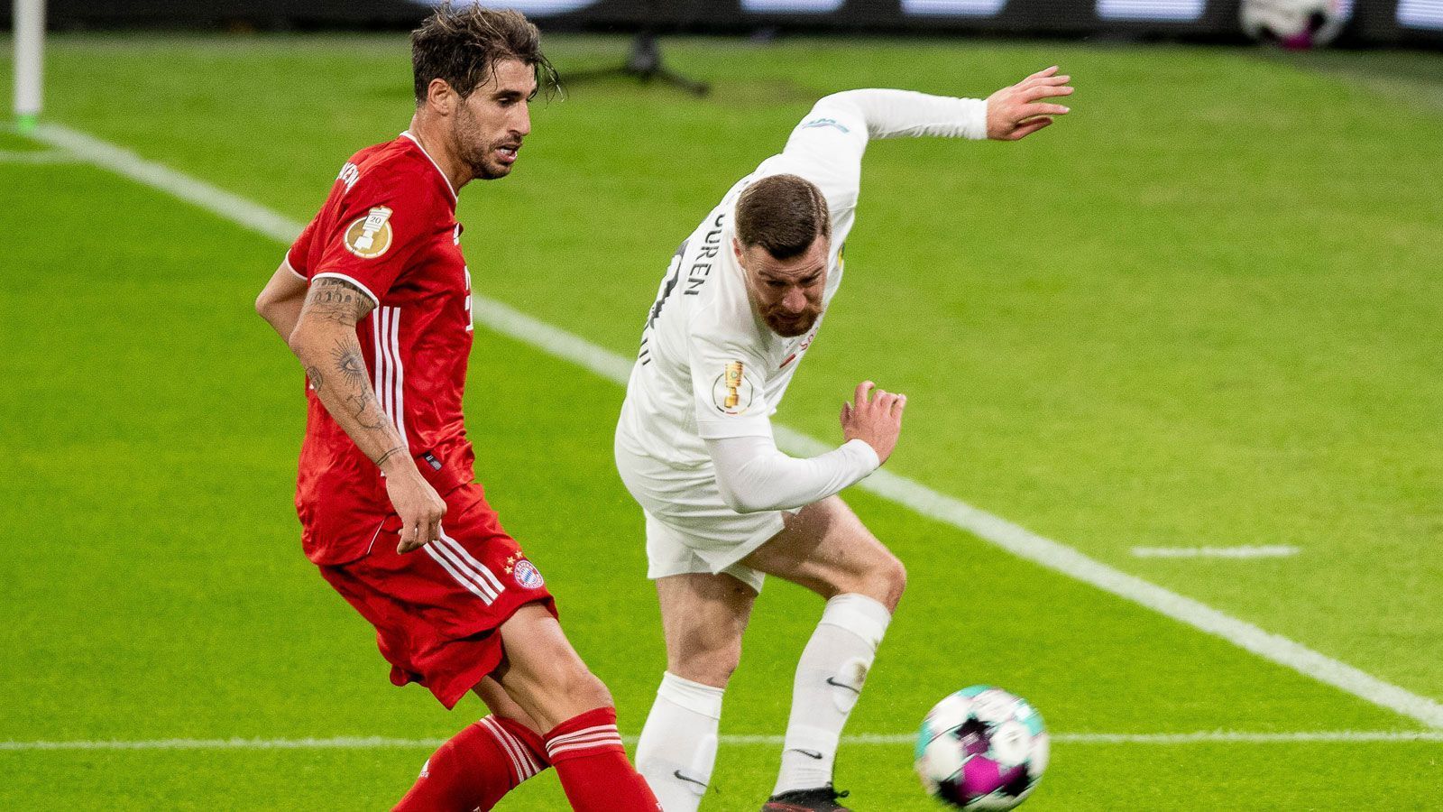 
                <strong>Javi Martinez</strong><br>
                Hatte die erste Chance der Bayern, köpfte drüber. Machte einen unaufgeregten und unauffälligen Job im defensiven Mittelfeld, nach der Pause rückte Martinez dann in die Innenverteidigung. Hatte trotzdem noch gute Chancen, zielte aber einmal im Fallen drüber und einmal zu genau, als er bei einem Kopfball den Pfosten traf. ran-Note: 3
              