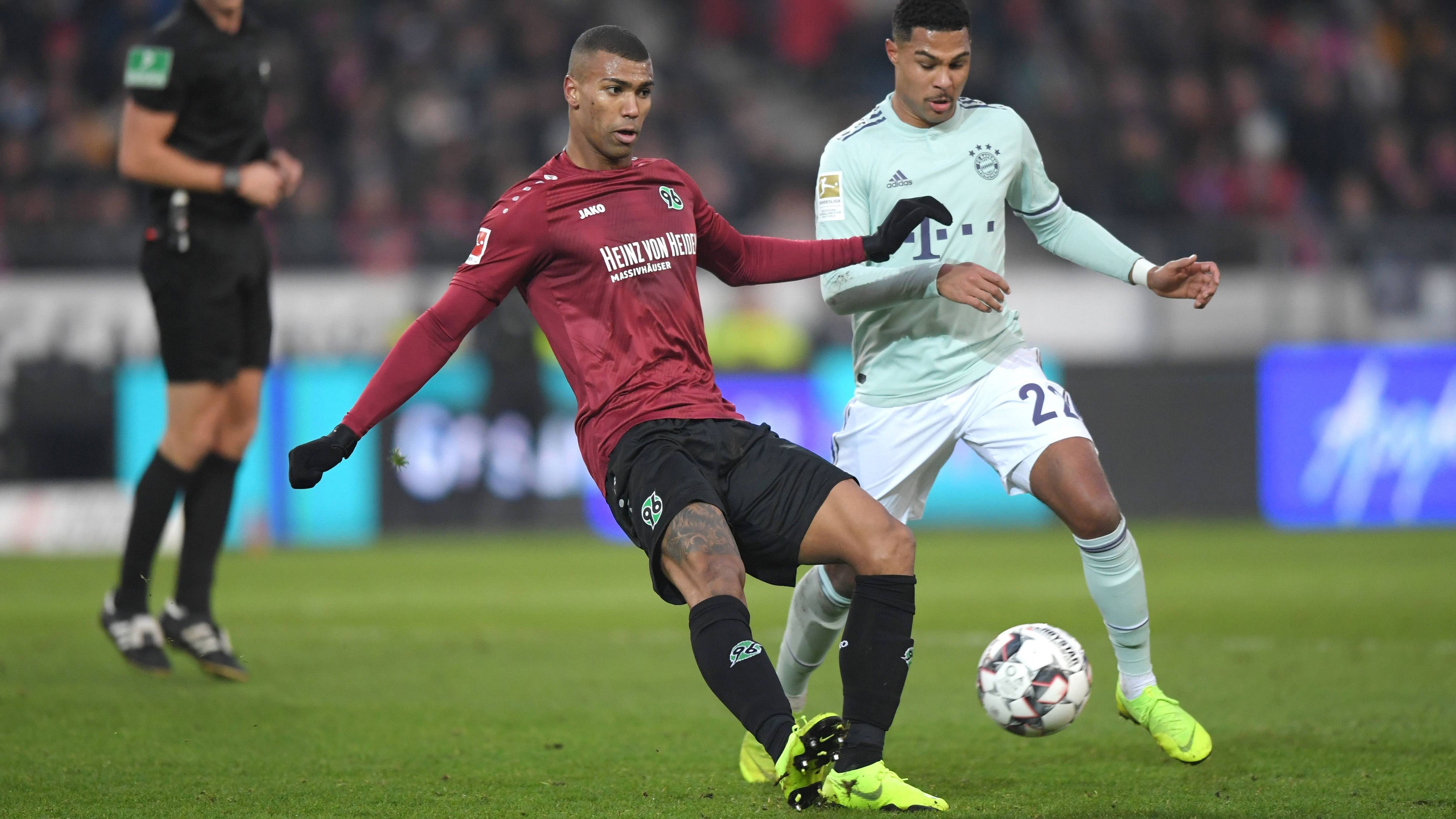 
                <strong>FC Bayern vs. Hannover 96 </strong><br>
                Eine Woche später kommt dann am 32. Spieltag das derzeitige Bundesliga-Schlusslicht Hannover 96 in die Allianz Arena, wo die Bayern ebenfalls wieder eine vermeintlich leichtere Aufgabe als die Konkurrenz aus Dortmund haben. Im Hinspiel war das Duell gegen den Niedersachsen eine klare Angelegenheit, die der FC Bayern mit 4:0 für sich entscheiden konnte.    
              