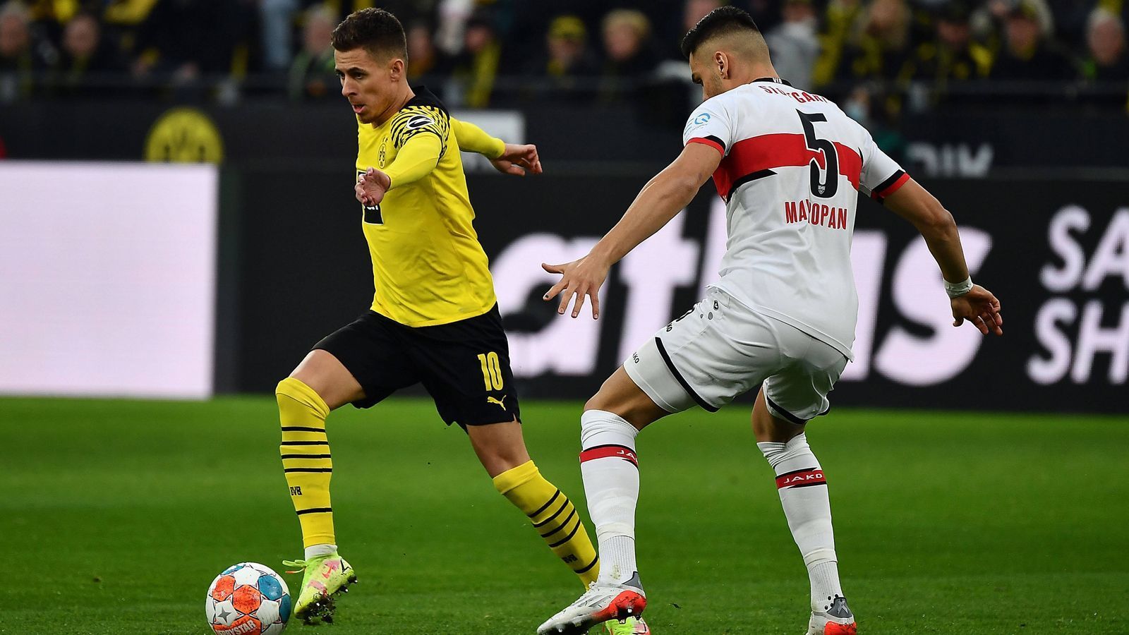 
                <strong>Thorgan Hazard </strong><br>
                Macht viel Betrieb auf der linken Seite ohne die ganz große Effektivität. Sein Abschluss nach 37 Minuten ist bis dato die gefährlichste BVB-Aktion. Immer wieder gönnt sich der Belgier aber auch schöpferische Pausen und ist nicht zu sehen. Bereitet dann aber im Vollsprint den Dortmunder Siegtreffer vor. ran-Note: 3
              