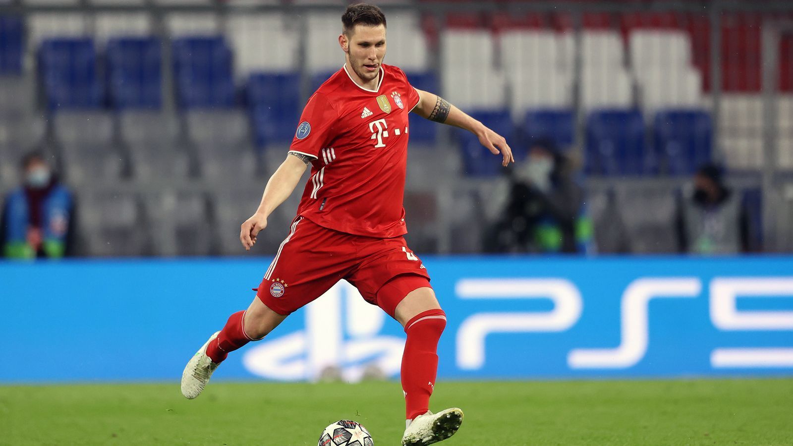 
                <strong>Niklas Süle (FC Bayern München)</strong><br>
                Größe: 1,95 Meter - Position: Innenverteidiger
              