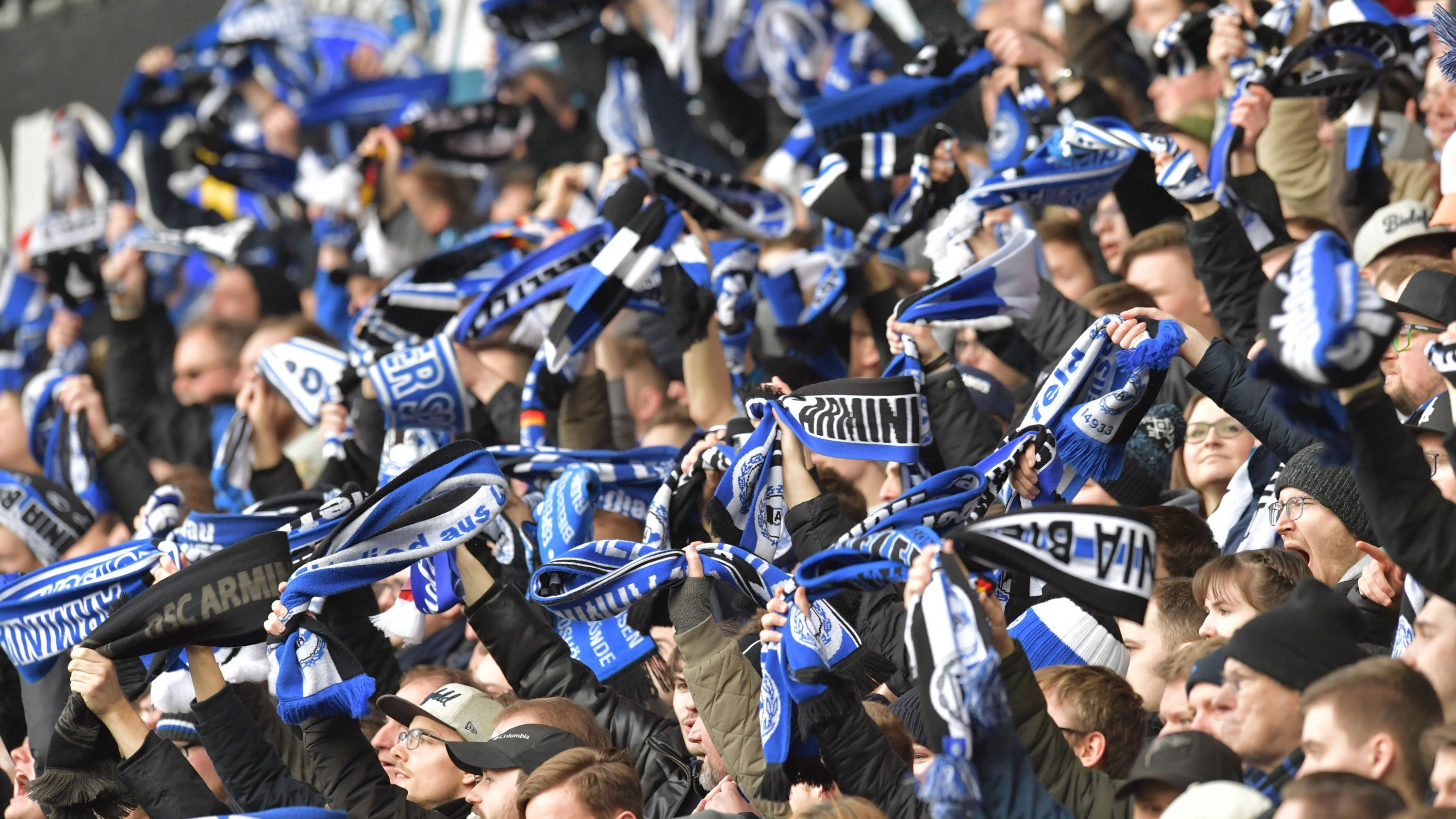 
                <strong>Arminia Bielefeld (SchücoArena)</strong><br>
                &#x2022; Partie: Arminia Bielefeld gegen SC Freiburg - <br>&#x2022; Auslastung: 13.750 Zuschauer -<br>Es galt die 3G-Regel.
              