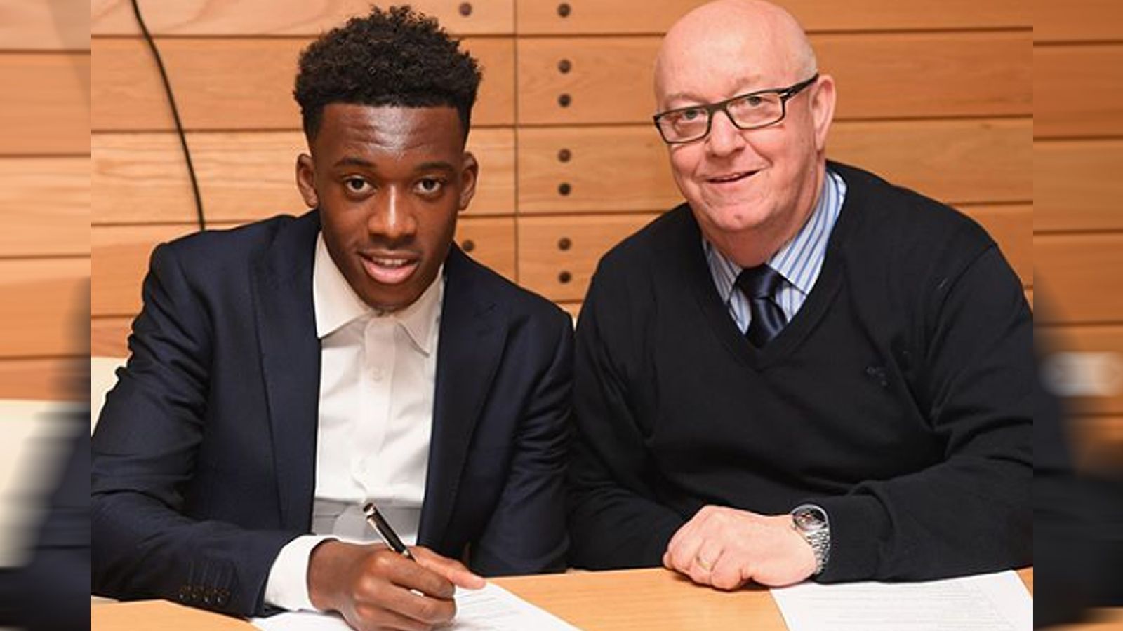 
                <strong>Erster Profivertrag</strong><br>
                Nur wenige Tage nach seinem 17. Geburtstag unterschrieb Hudson-Odoi (li.) im November 2017 seinen ersten Profivertrag beim FC Chelsea. Dieser läuft noch bis 2020. Laut "Sky" soll eine mögliche Ablösesumme für den jungen Engländer bei um die 35 Millionen Euro liegen.
              