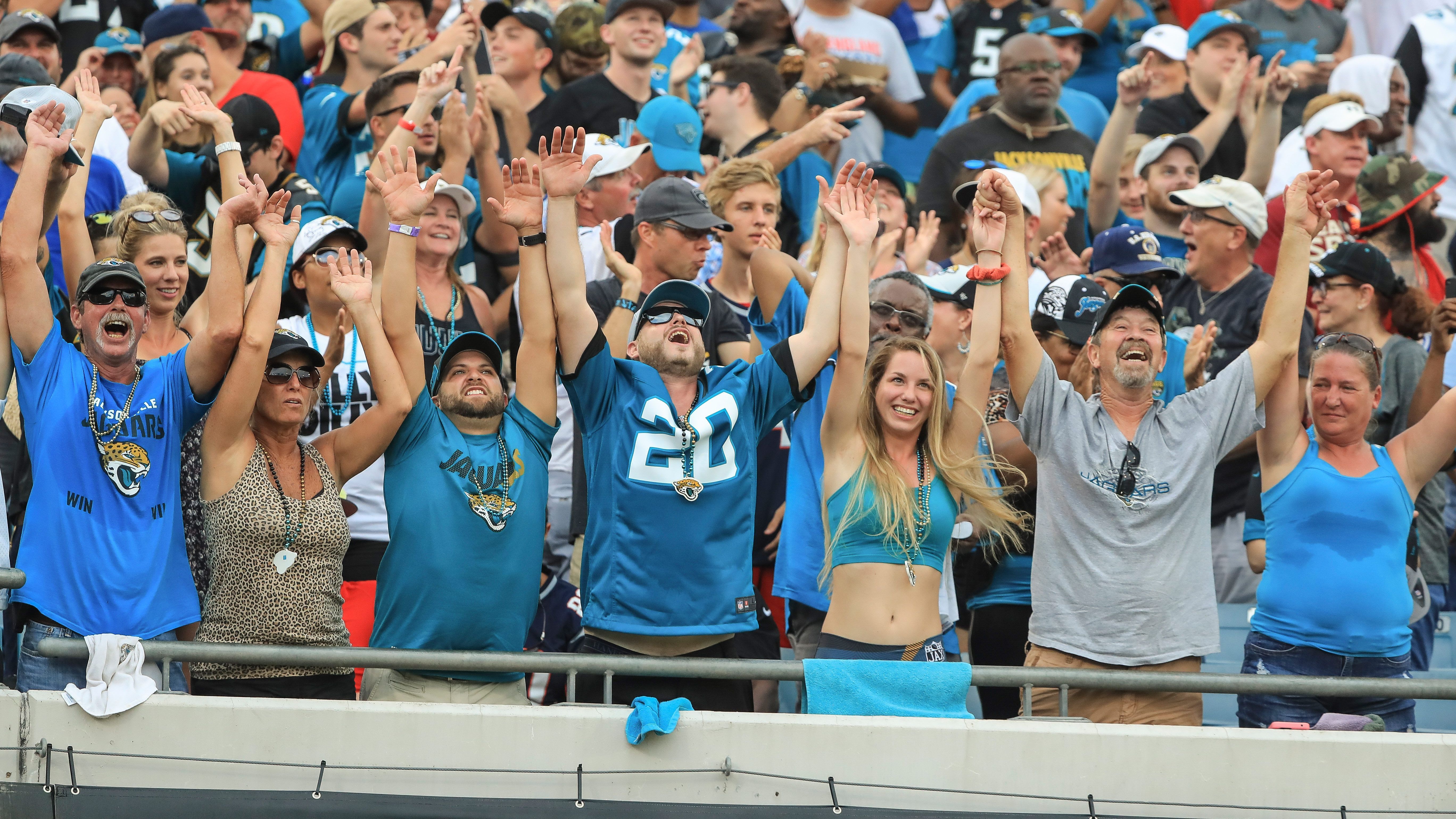 
                <strong>Stadt Orlando hegt Interesse an Jaguars</strong><br>
                Wird der Jaguars-Schlachtruf "Duuuval" künftig in Orlando geschrien? Einem Bericht des "Orlando Sentinels" zufolge hegt die Stadt konkretes Interesse daran, das Team vorübergehend in Orlando unterzubringen. "Wir würden uns sehr freuen, wenn die Jags hier her kommen", heißt es seitens Steve Hogan von "Florida Citrus Sports" -  einer Non-Profit-Event-Organisations-Firma. "Wir werden alles daran setzen und sind sicher, dass Orlando der perfekte Markt für das Team ist." An welchem Ort in Orlando die Jaguars unterkommen würden, steht noch nicht fest. Zumindest müssten die Jags Florida bei einem vorübergehenden Umzug nach Orlando nicht verlassen.
              