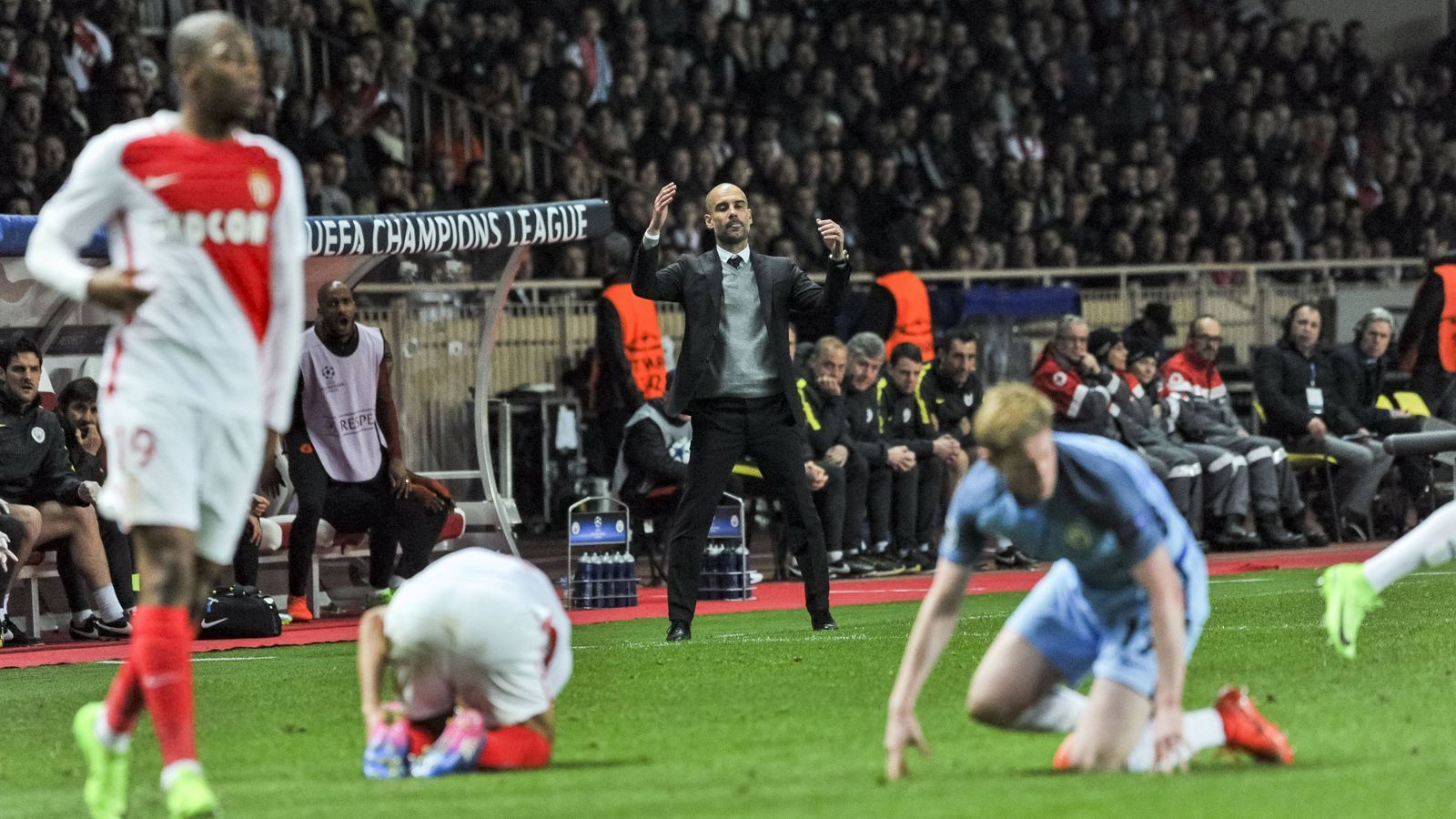 
                <strong>2016/2017: An Kylian Mbappe gescheitert…</strong><br>
                Im Sommer 2016 wechselte Guardiola vom FC Bayern München zu Manchester City. Seine Mission: die Champions League gewinnen! Im Achtelfinale traf Manchester als Favorit auf den AS Monaco. Monaco hatte mit dem jungen Kylian Mbappé und Radamel Falcao einen Weltklasse-Sturm. Dies wurde Manchester zum Verhängnis. Beide schossen in zwei Begegnungen jeweils zwei Tore. Das Hinspiel im eigenen Stadion gewann City mit 5:3, unterlag dann aber im Rückspiel mit 1:3. Aufgrund der Auswärtstor-Regelung schied Manchester aus.
              