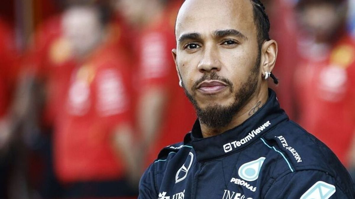 Der siebenmalige Formel-1-Weltmeister Lewis Hamilton beim Mercedes-Teamfoto