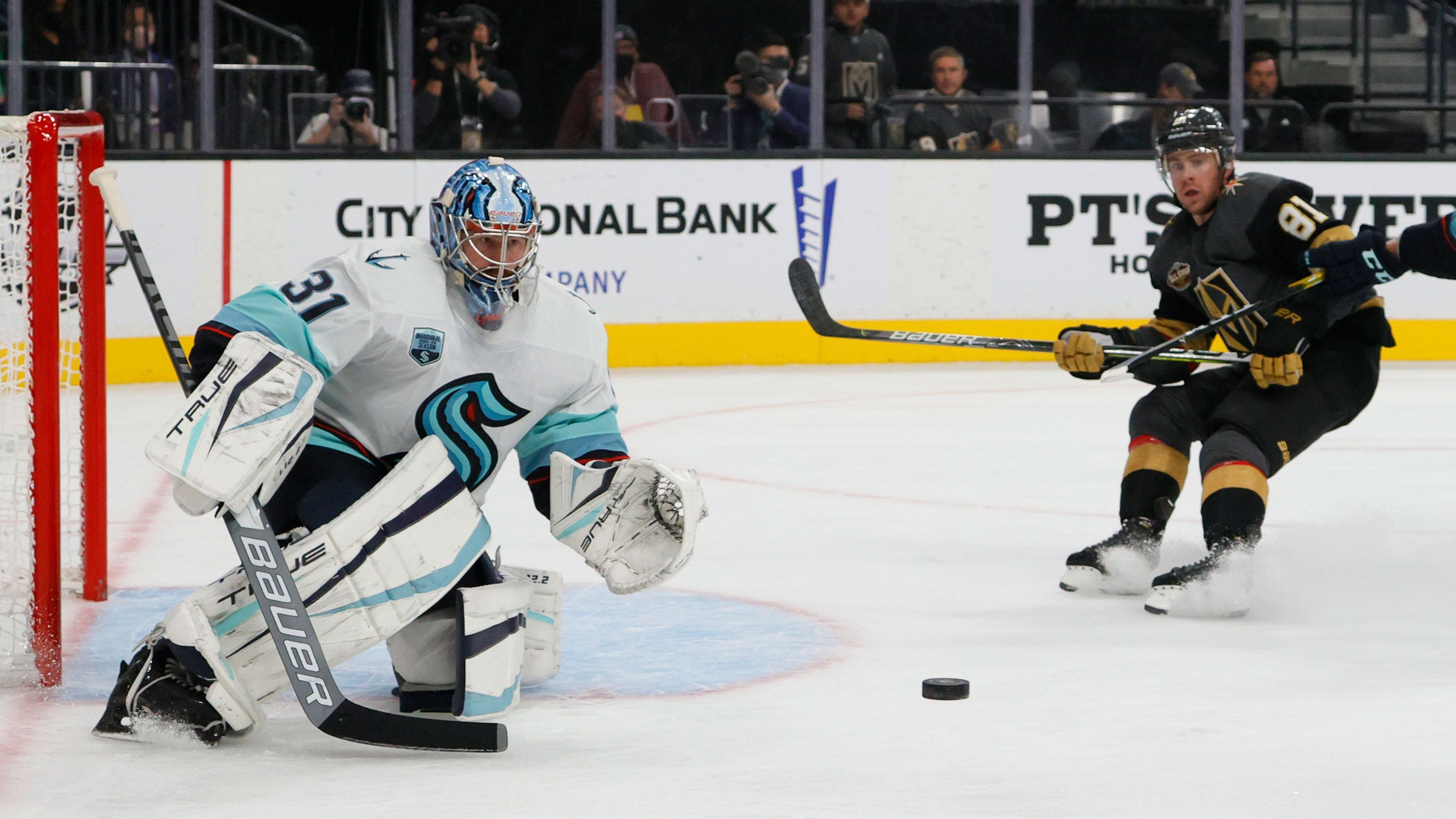 
                <strong>Philipp Grubauer (Seattle Kraken)</strong><br>
                Der Franchise-Neuling der Liga verlor den NHL-Auftakt bei den Las Vegas Golden Knights knapp mit 3:4. Zwei Tage später feierten Philipp Grubauer und Co. dann aber ihren Premieren-Sieg in der NHL und besiegten die Predators aus Nashville mit 4:3. Beim dritten Spiel gegen die Columbus Blue Jackets setzte es allerdings wieder eine bittere 1:2-Pleite in der Overtime. Grubauer selbst machte in den ersten drei Partien einen sicheren Eindruck und hielt mit knapp 90 Prozent der Schüsse so ziemlich alles, was es zu halten gab. 
              