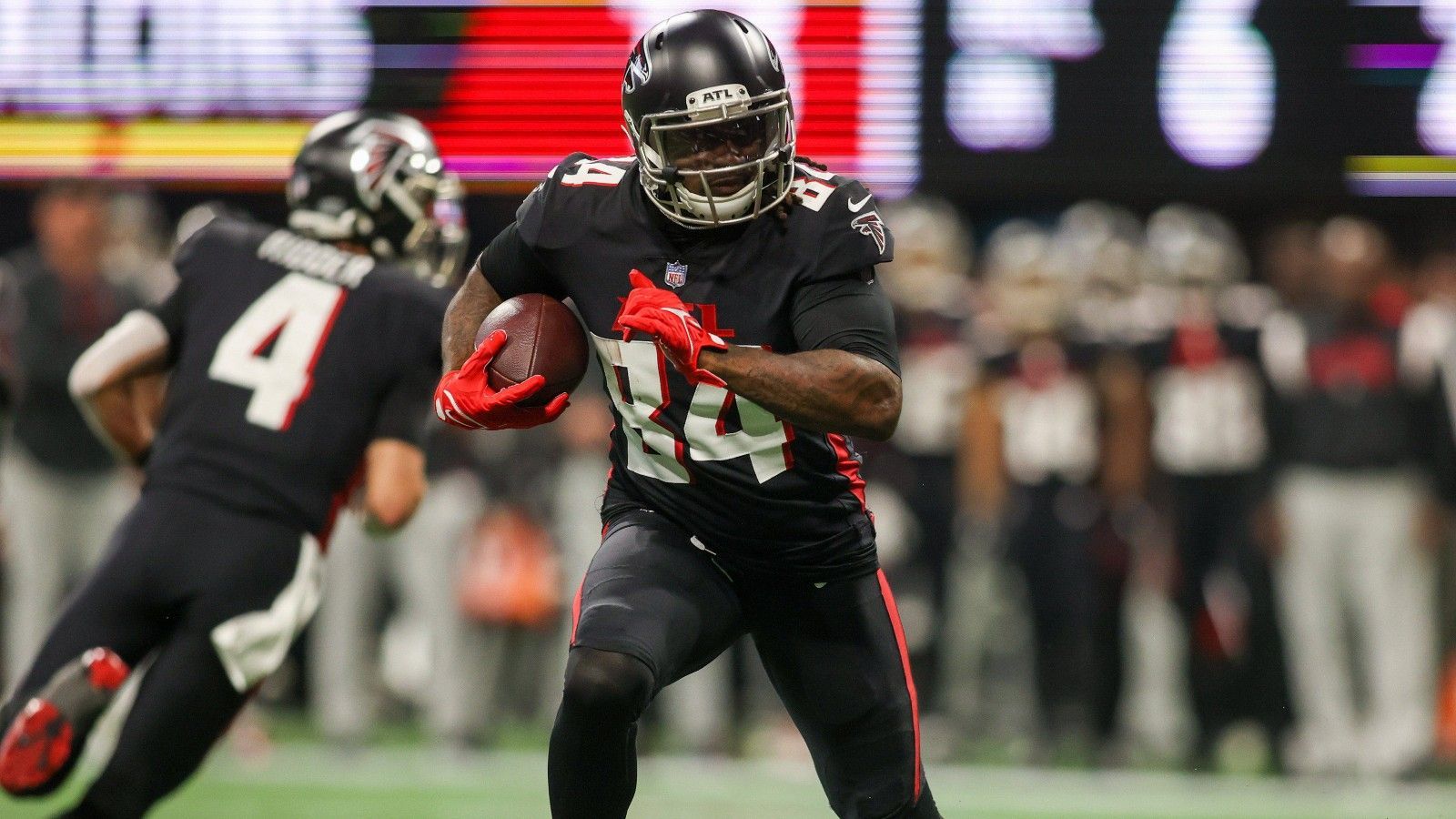 <strong>Trade-Kandidat: Cordarrelle Patterson (Running Back, Atlanta Falcons)</strong><br>Zwei Jahre nach seiner bärenstarken Saison fühlt sich der 32-Jährige wie ein Außenseiter im plötzlich überfüllten Backfield mit Nummer-8-Pick Bijan Robinson und Tyler Allgeier in Jahr zwei. Aktuell erholt sich Patterson von einer Verletzung. Wenn er wieder gesund ist, könnte er andernorts womöglich mehr helfen.