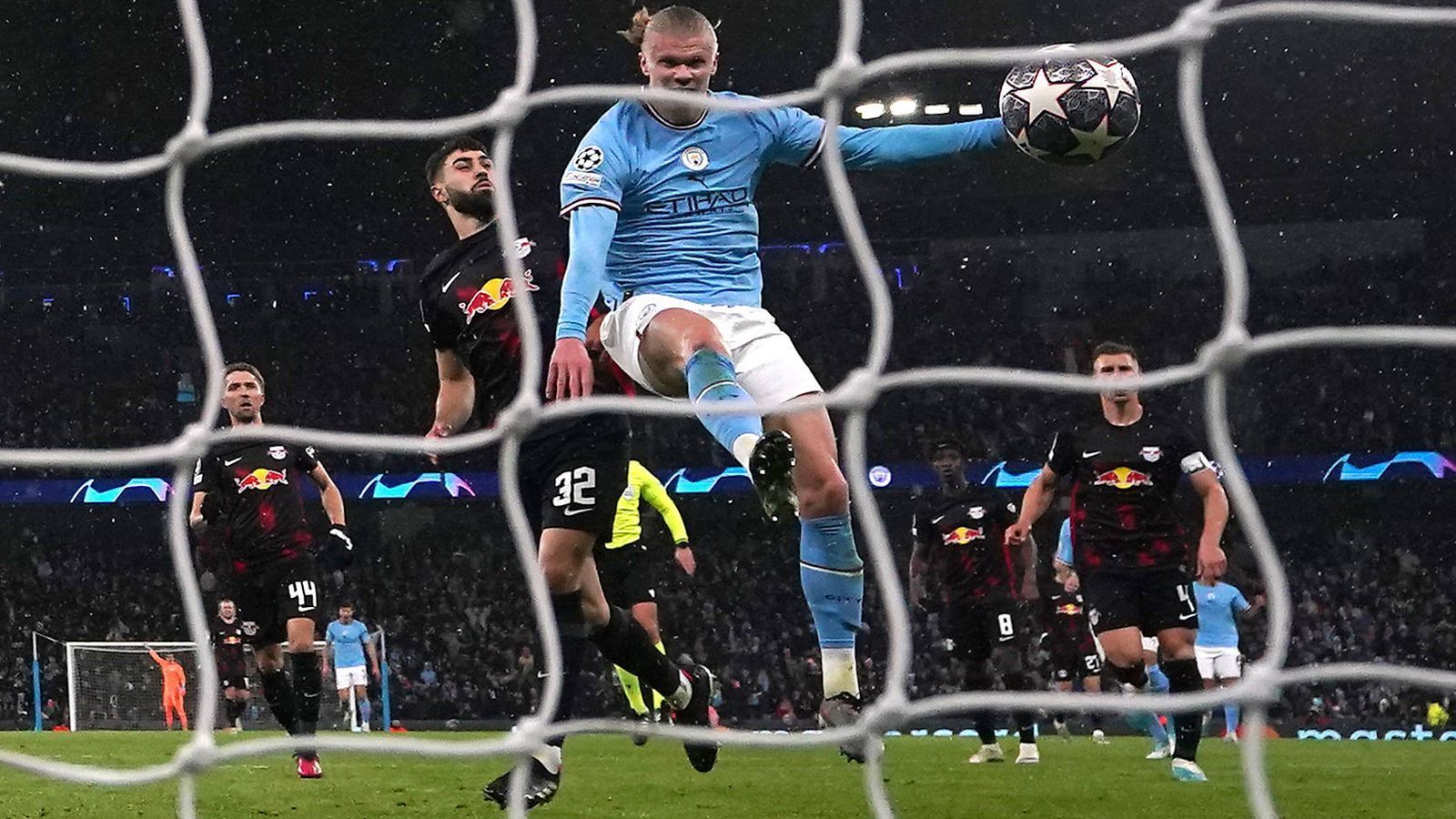 
                <strong>Erling Haaland (5 Tore)</strong><br>
                Nach dem 1:1 im Achtelfinal-Hinspiel der Champions League gegen Manchester City hegte RB Leipzig die leise Hoffnung, ins Viertelfinale einzuziehen. Doch City-Stürmer Erling Haaland demontierte die Sachsen im Rückspiel im Alleingang. Der Ex-Dortmunder traf fünf Mal und egalisierte damit den Rekord in der Königsklasse. ran zeigt, welche Torjäger bisher am meisten in einem CL-Spiel getroffen haben.
              