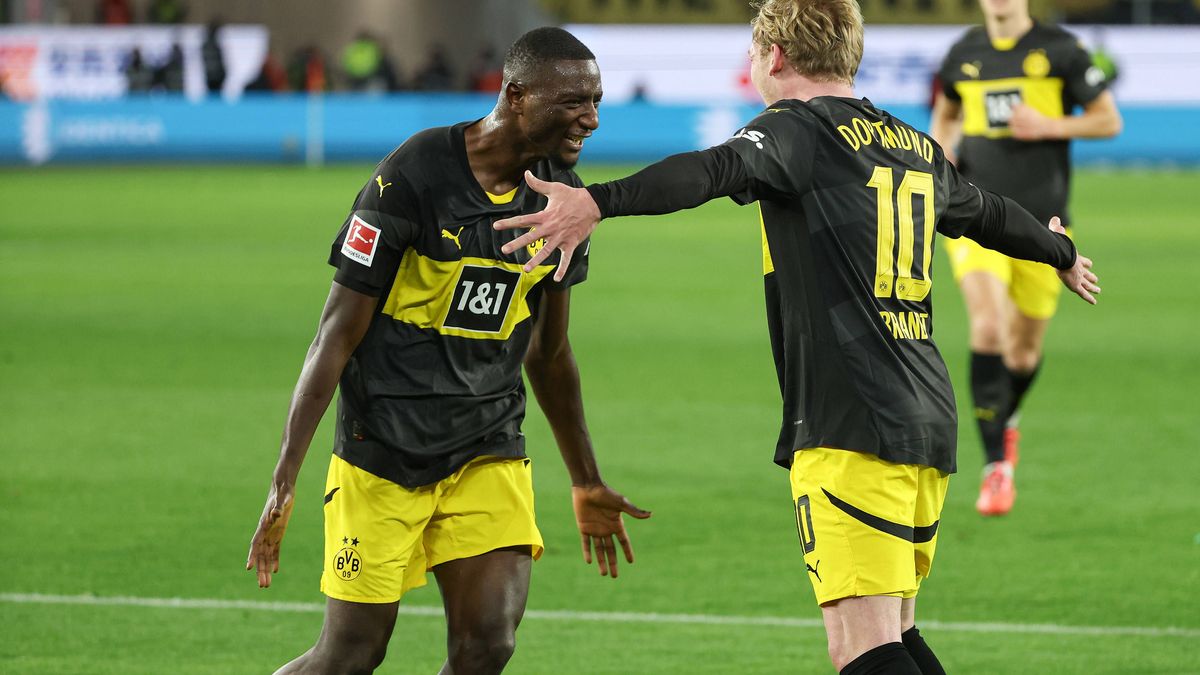 1. Bundesliga - VfL Wolfsburg - Borussia Dortmund am 22.12.2024 in der Volkswagen Arena in Wolfsburg Jubel, Torjubel, Torschuetze, Torschütze Julian Brandt (Dortmund 10) jubelt nach seinem Tor zum ...