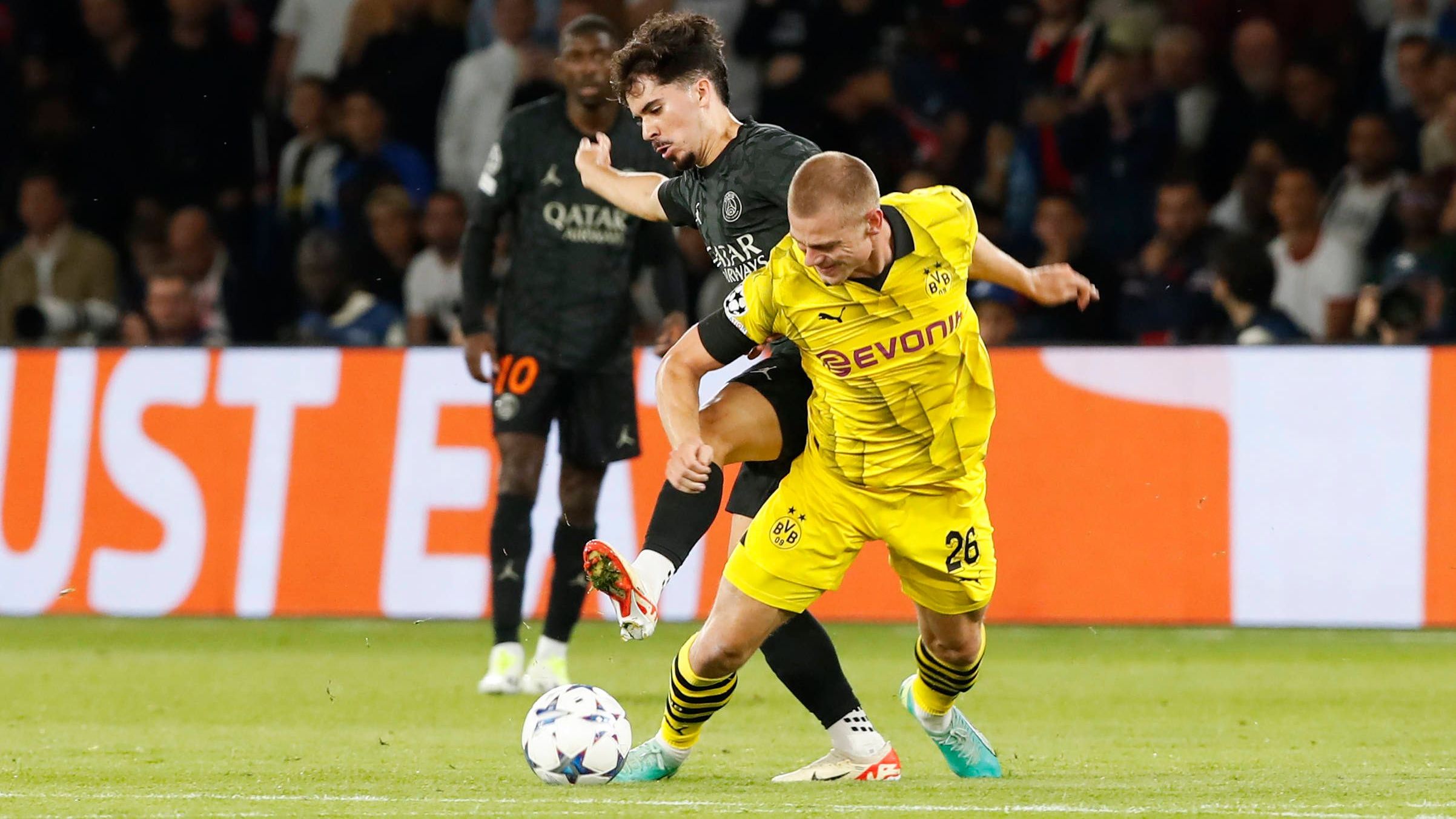 <strong>Julian Ryerson (Borussia Dortmund)</strong><br>Hat vor allem in der ersten Halbzeit einige gute Dribblings nach vorn und Dembele weitestgehend unter Kontrolle. In den zweiten 45 Minuten mit weniger Durchsetzungskraft in beide Richtungen und zunehmend mit Fehlern. <strong><em>ran</em>-Note: 4</strong>