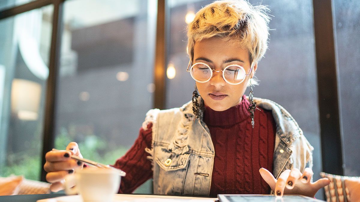 Pixie-Cut für alle, die eine Brille tragen! Egal ob feine oder lockige Haare, der Kurzhaarschnitt schmeichelt deinem Gesicht und hebt vor allem modische Brillen gekonnt hervor und stellt diese in Szene.