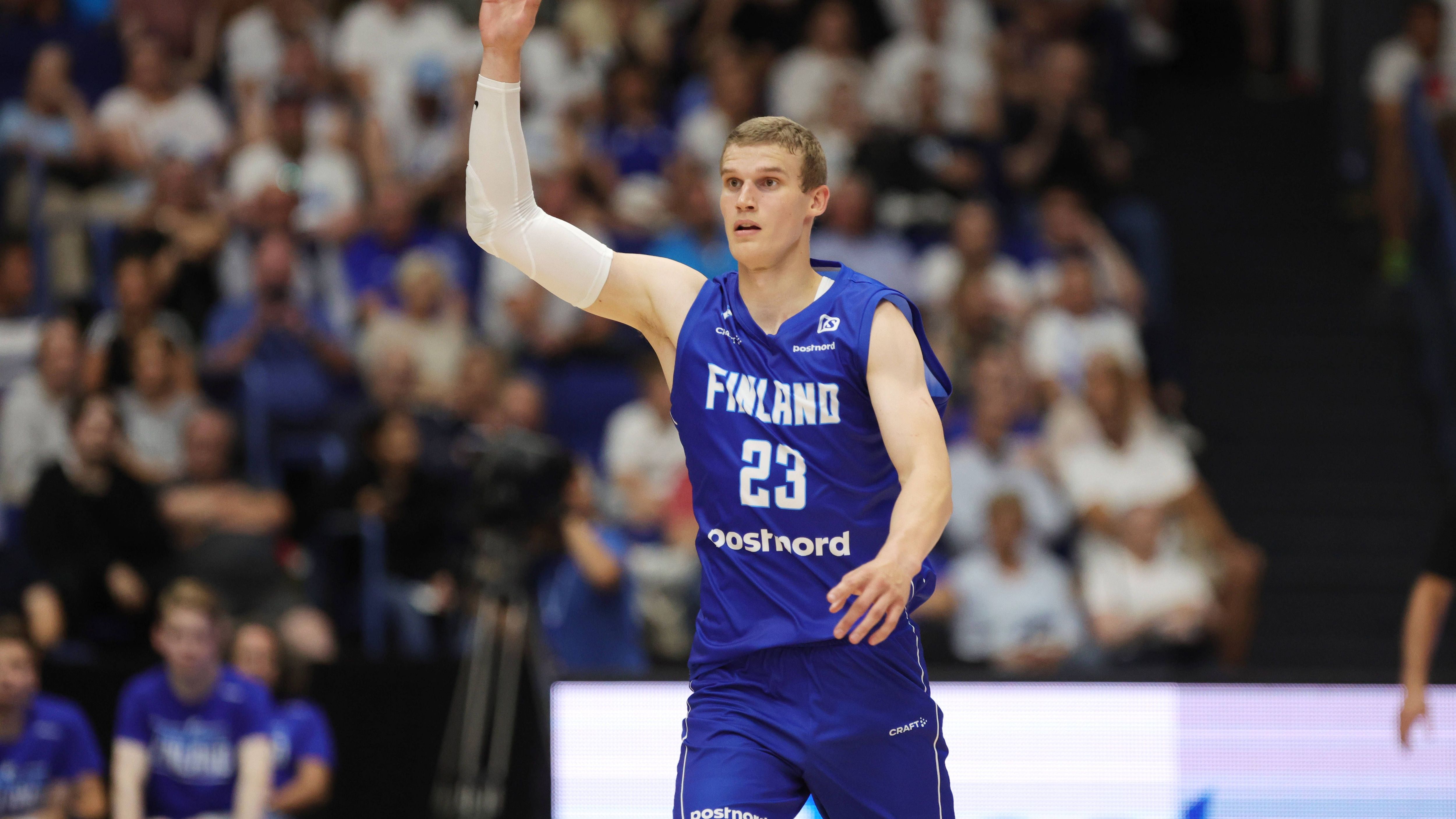 <strong>Lauri Markkanen (Finnland)</strong><br>Lauri Markkanen ist groß, schnell und verfügt über ein unglaublich vielfältiges offensives Arsenal, das ihn in der vergangenen NBA-Saison zu einem der besten Spieler der Liga gemacht hat. Mit 25.6 Punkten und 8.6 Rebounds pro Spiel wurde der Jazz Power Forward zum "Most Improved Player of the Year" gekürt. Finnland hat zwar ein schwieriges Los erwischt, doch mit Markkanen in Bestform könnten auch sie ihren Stempel aufdrücken.