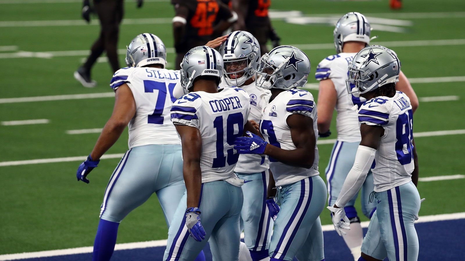 
                <strong>Passing Offense: Dallas Cowboys - 46 Punkte</strong><br>
                Trotz der deutlichen Niederlage gegen die Cleveland Browns lief die Offense von "America's Team" mal wieder zu Höchstform auf. 481 Yards und vier Touchdowns erzielten die Mannen von Head Coach Mike McCarthy und sammelten damit ganze 46 Punkte im NFL Fantasy Manager. Zwei der vier Touchdowns gingen auf das Konto von Rookie-Receiver CeeDee Lamb, der gegen die Browns sein erstes großes Spiel in der NFL ablieferte.
              