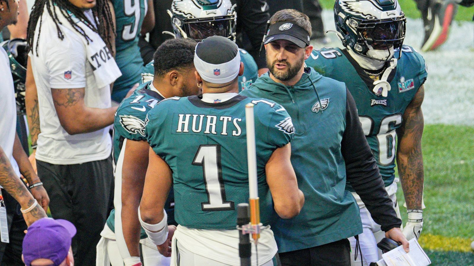 
                <strong>Philadelphia Eagles suchen neue Coordinators</strong><br>
                Die Philadelphia Eagles verloren den Super Bowl 57 gegen die Kansas City Chiefs. Dennoch kann das Team auf eine extrem erfolgreiche Saison zurückblicken. Quarterback Jalen Hurts und Head Coach Nick Sirianni haben die Eagles neu geformt. Doch fällt jetzt schon wieder alles auseinander? Einen großen Anteil am Erfolg hatten auch Siriannis Haupt-Assistenten, die nun jedoch beide Head Coaches bei anderen Franchises werden. Sowohl Offensive Coordinator Shane Steichen (Colts) als auch Defensive Coordinator Jonathan Gannon (Cardinals) sind weg. Auch Linebackers Coach Nick Rallis verließ die Eagles. Nachfolger-Kandidaten stehen aber schon bereit - als Favoriten gelten hausinterne Lösungen. ran gibt einen Überblick über die möglichen neuen Coordinators der Eagles.
              