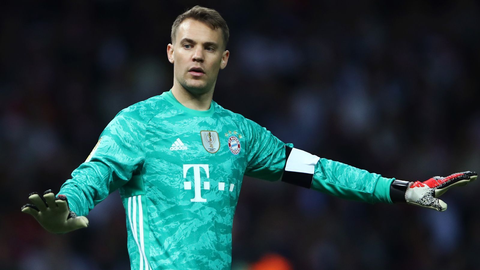 
                <strong>Auf der Jagd nach Kahns Rekord</strong><br>
                Manuel Neuer könnte mit einem Sieg gegen die Frankfurter Eintracht einen Rekord im DFB-Pokal einstellen. Aktuell steht der Nationalspieler bei 32 Spielen ohne Gegentor, eins weniger als Rekordhalter Oliver Kahn. Kahn ist mit 33 weißen Westen der beste Torhüter in der Geschichte des DFB-Pokals.
              